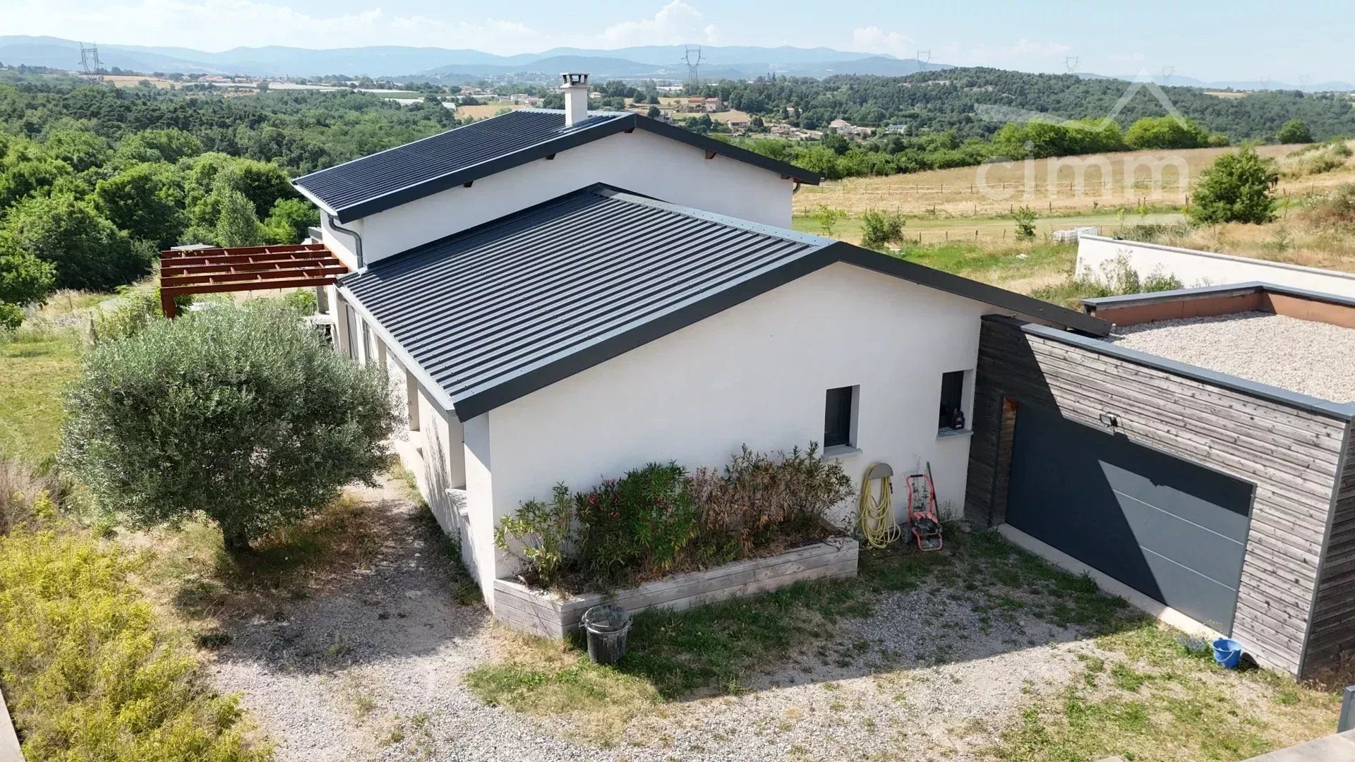 Villa contemporaine 2017 de 161 m² avec vue sur le Pilat à Thorrenc