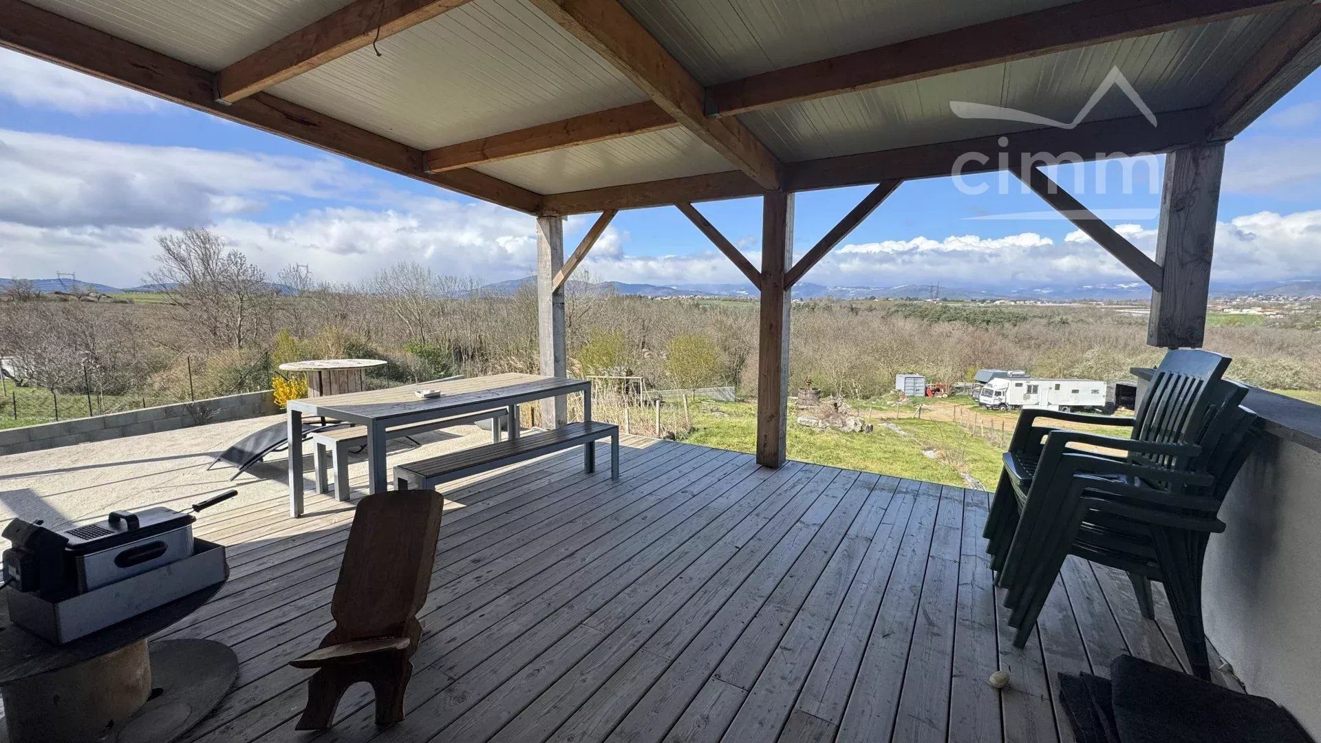 Villa contemporaine 2017 de 161 m² avec vue sur le Pilat à Thorrenc
