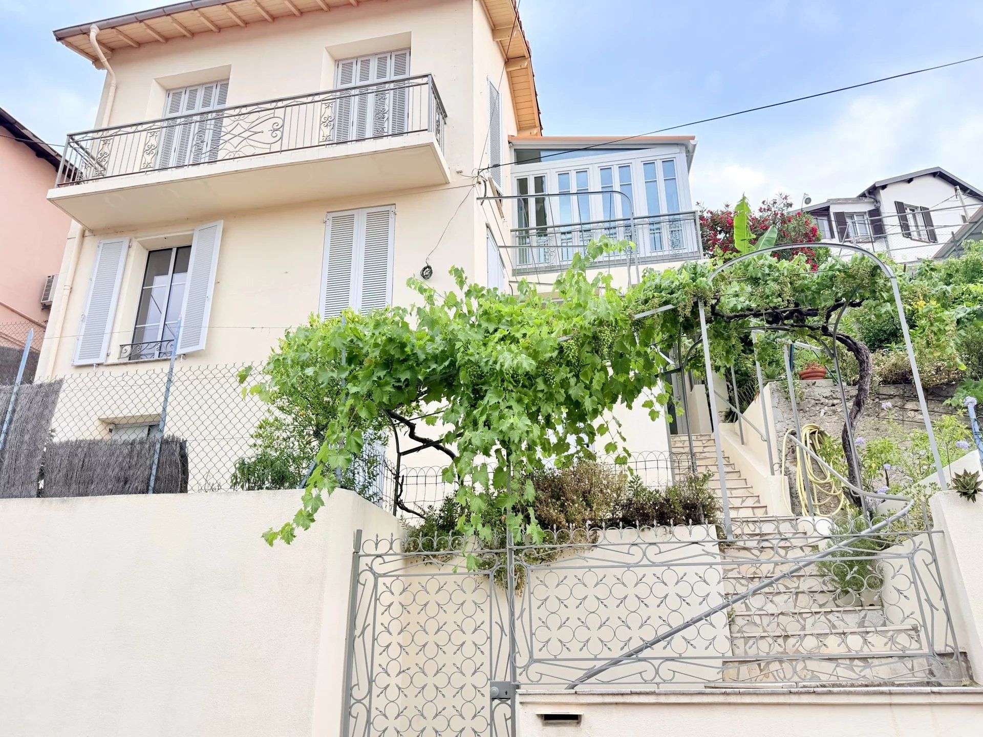 🏡 NICE BON VOYAGE – Maison individuelle rénovée d'environ 102 m² habitables avec deux appartements, terrasses, jardin et petit garage dans un domaine privé