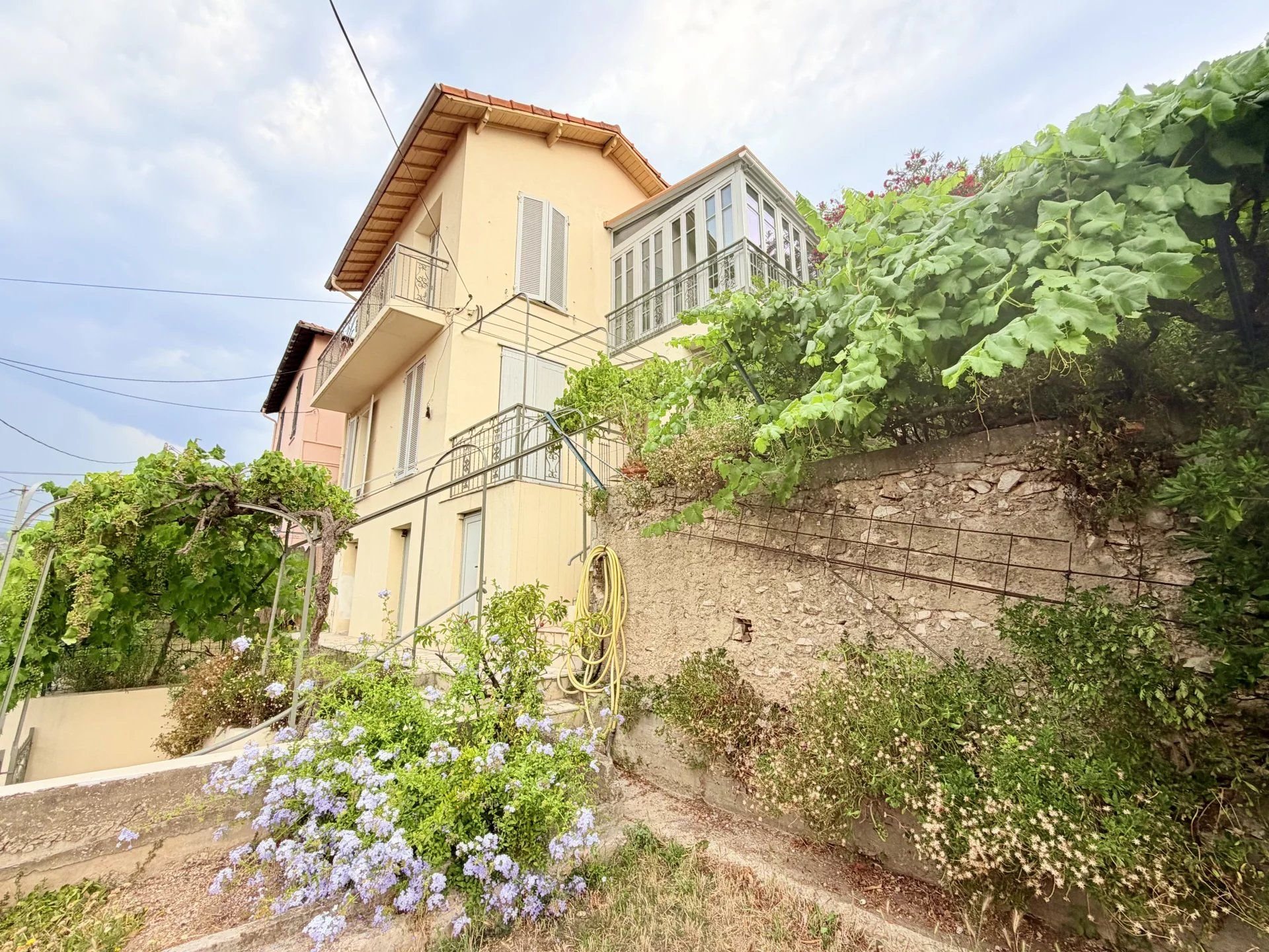 🏡 NICE BON VOYAGE – Maison individuelle rénovée d'environ 102 m² habitables avec deux appartements, terrasses, jardin et petit garage dans un domaine privé