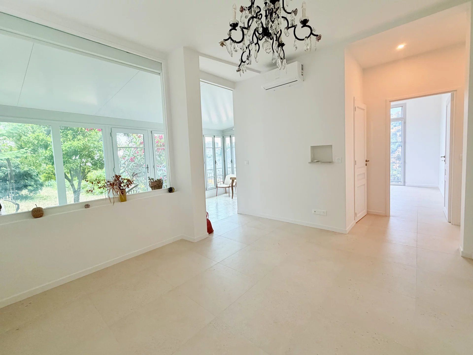 🏡 NICE BON VOYAGE – Maison individuelle rénovée d'environ 102 m² habitables avec deux appartements, terrasses, jardin et petit garage dans un domaine privé