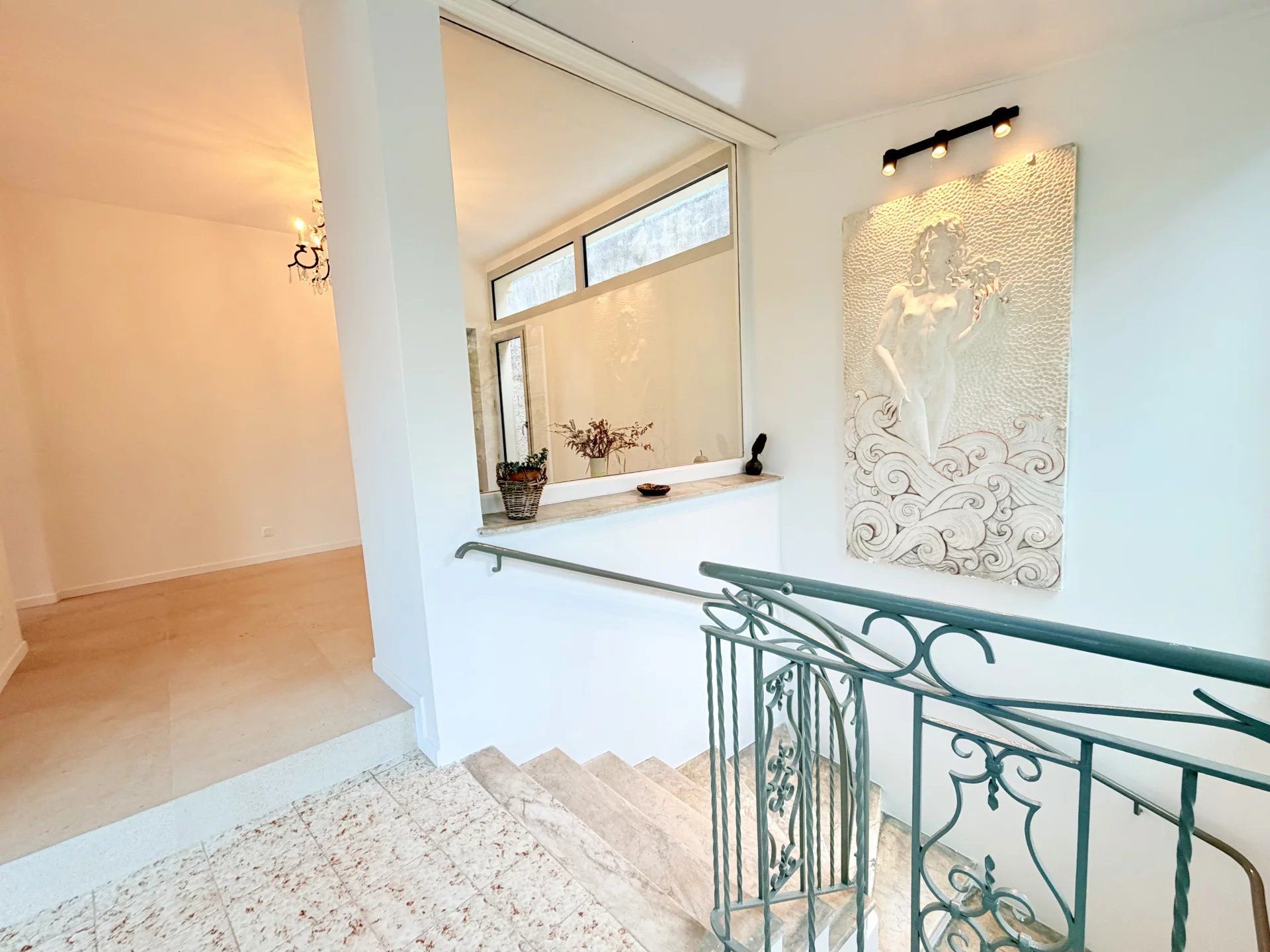 🏡 NICE BON VOYAGE – Maison individuelle rénovée d'environ 102 m² habitables avec deux appartements, terrasses, jardin et petit garage dans un domaine privé