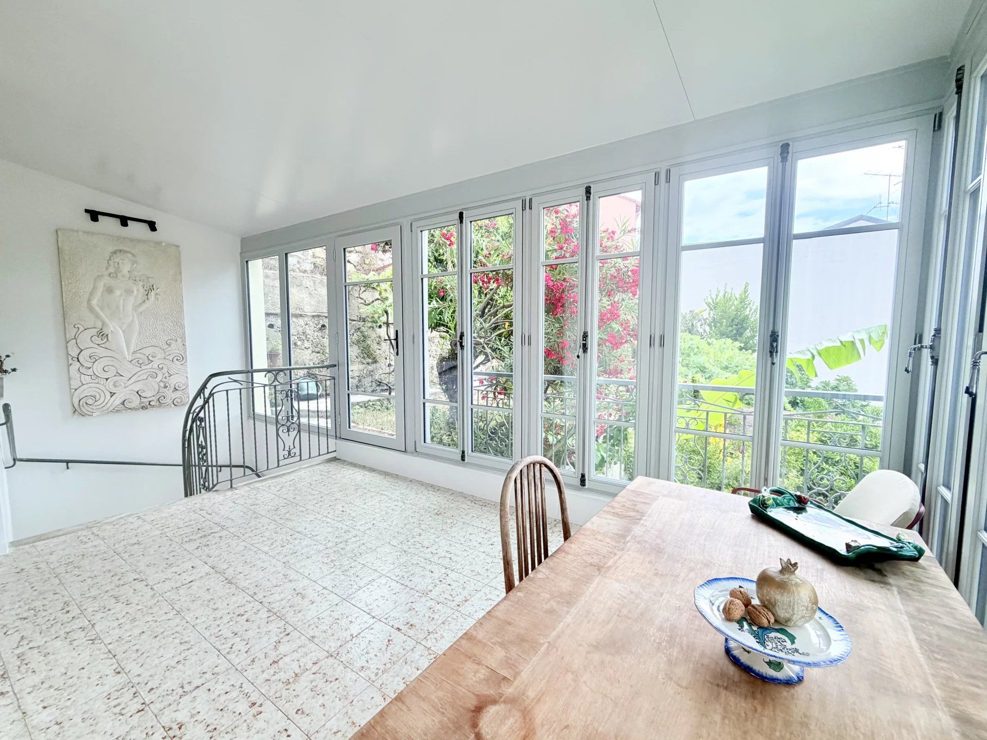 🏡 NICE BON VOYAGE – Maison individuelle rénovée d'environ 102 m² habitables avec deux appartements, terrasses, jardin et petit garage dans un domaine privé