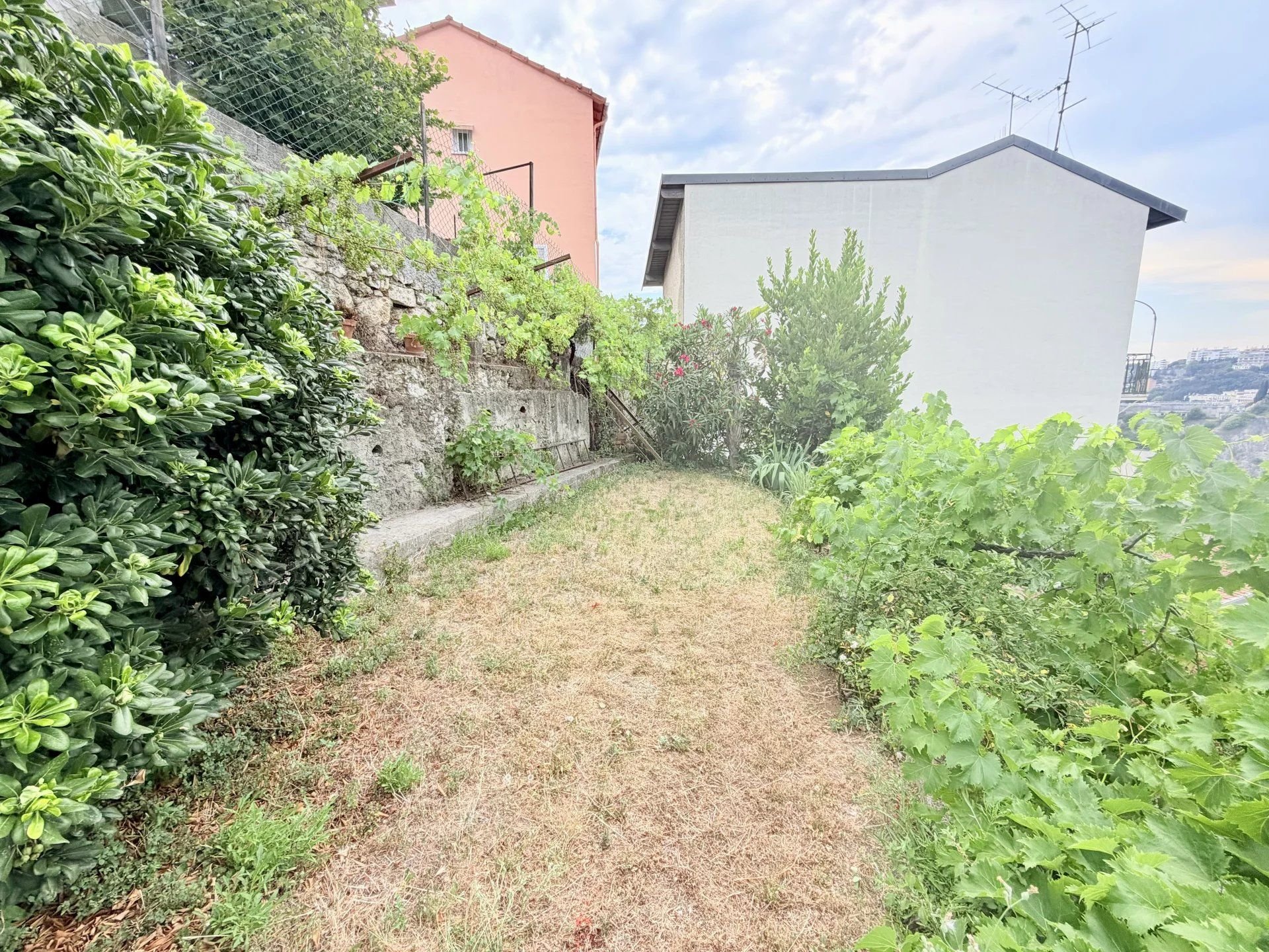🏡 NICE BON VOYAGE – Maison individuelle rénovée d'environ 102 m² habitables avec deux appartements, terrasses, jardin et petit garage dans un domaine privé
