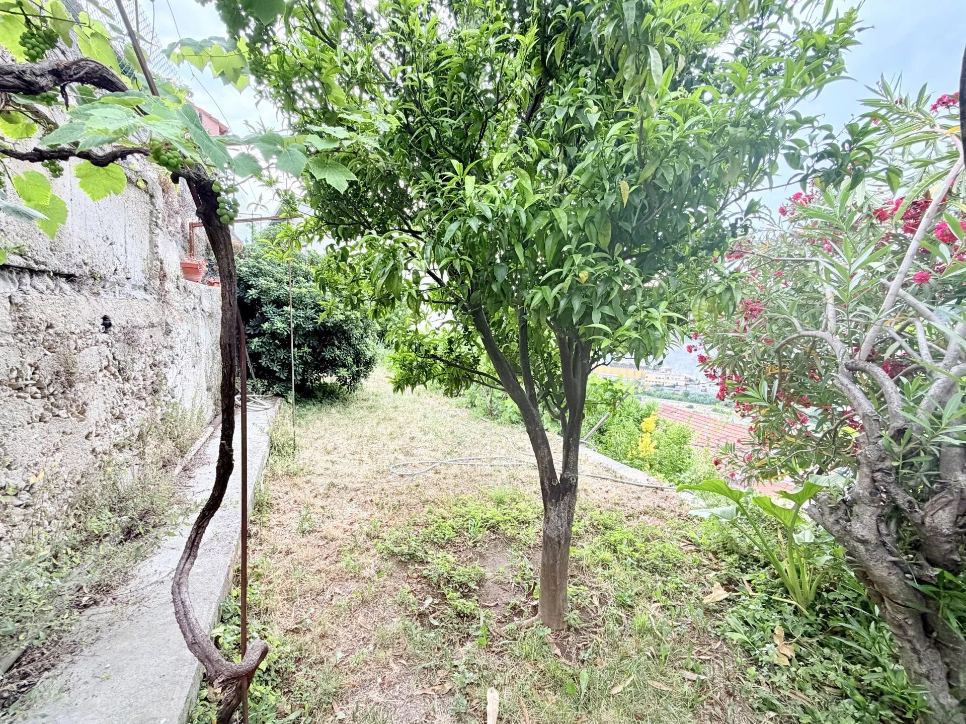 🏡 NICE BON VOYAGE – Maison individuelle rénovée d'environ 102 m² habitables avec deux appartements, terrasses, jardin et petit garage dans un domaine privé