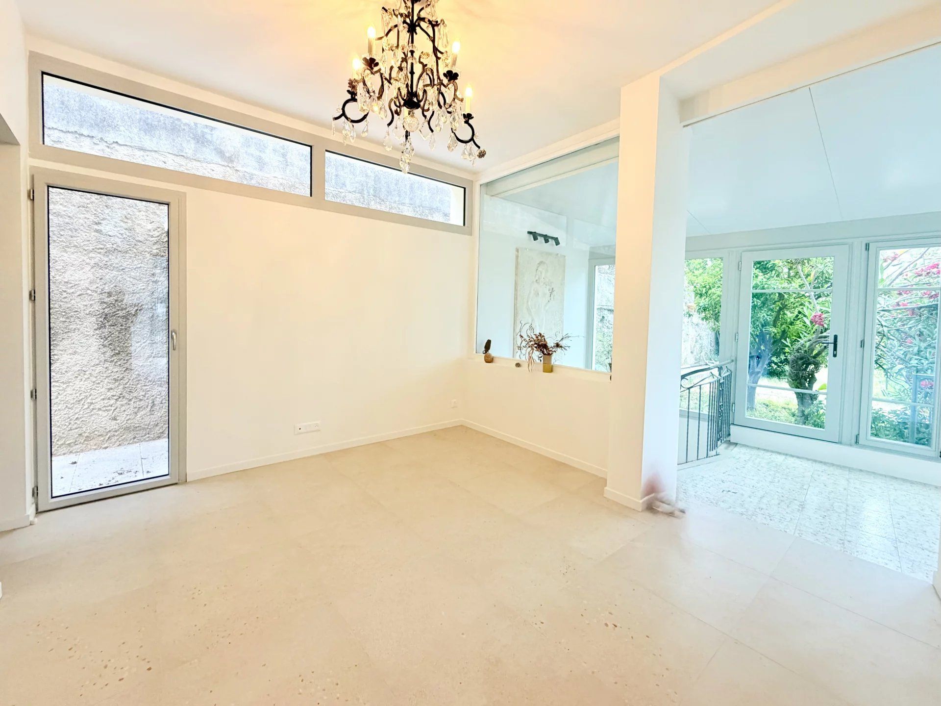 🏡 NICE BON VOYAGE – Maison individuelle rénovée d'environ 102 m² habitables avec deux appartements, terrasses, jardin et petit garage dans un domaine privé