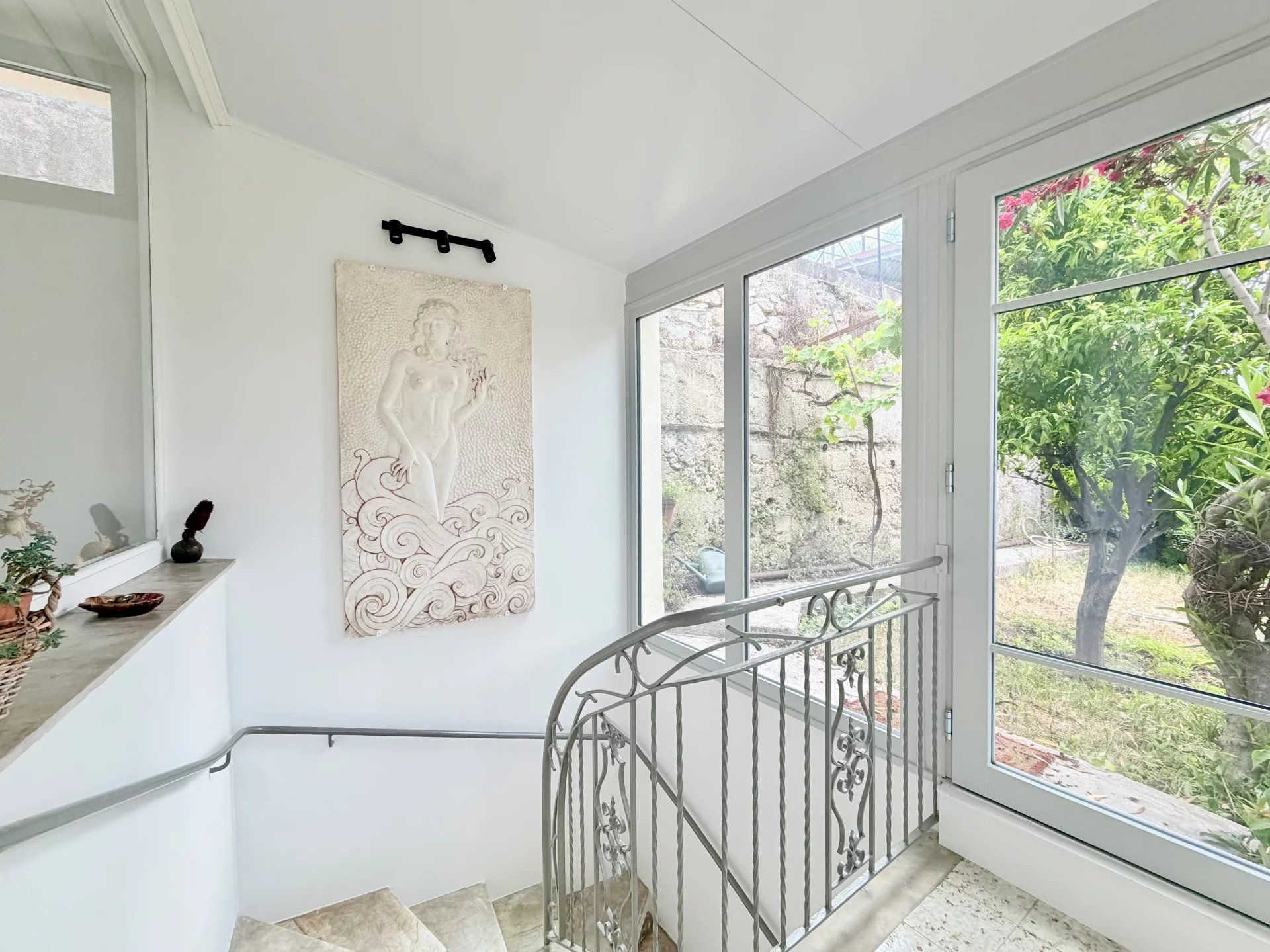 🏡 NICE BON VOYAGE – Maison individuelle rénovée d'environ 102 m² habitables avec deux appartements, terrasses, jardin et petit garage dans un domaine privé