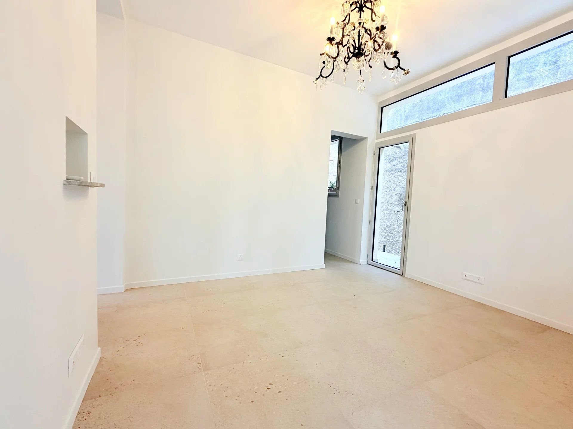🏡 NICE BON VOYAGE – Maison individuelle rénovée d'environ 102 m² habitables avec deux appartements, terrasses, jardin et petit garage dans un domaine privé