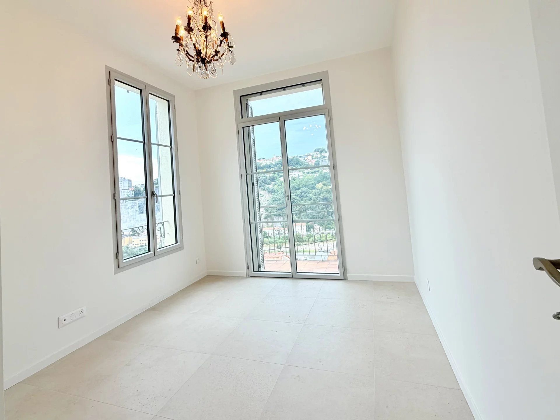 🏡 NICE BON VOYAGE – Maison individuelle rénovée d'environ 102 m² habitables avec deux appartements, terrasses, jardin et petit garage dans un domaine privé