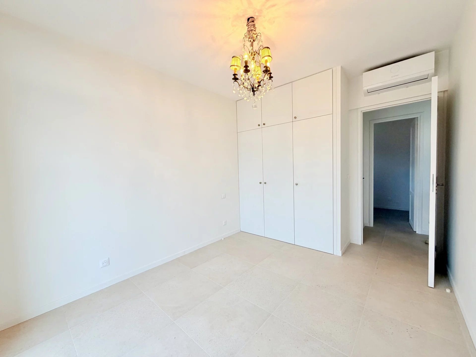 🏡 NICE BON VOYAGE – Maison individuelle rénovée d'environ 102 m² habitables avec deux appartements, terrasses, jardin et petit garage dans un domaine privé