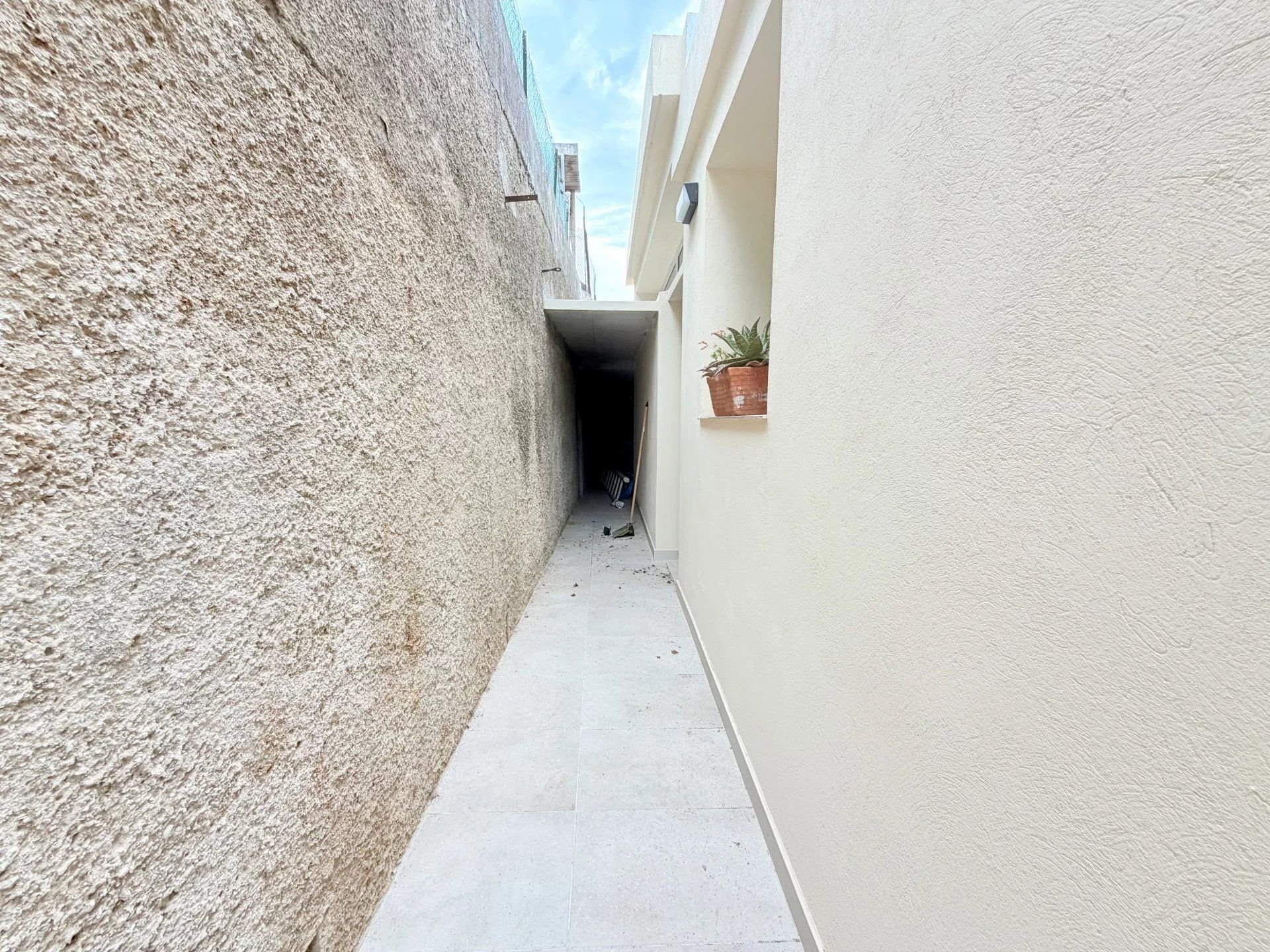 🏡 NICE BON VOYAGE – Maison individuelle rénovée d'environ 102 m² habitables avec deux appartements, terrasses, jardin et petit garage dans un domaine privé