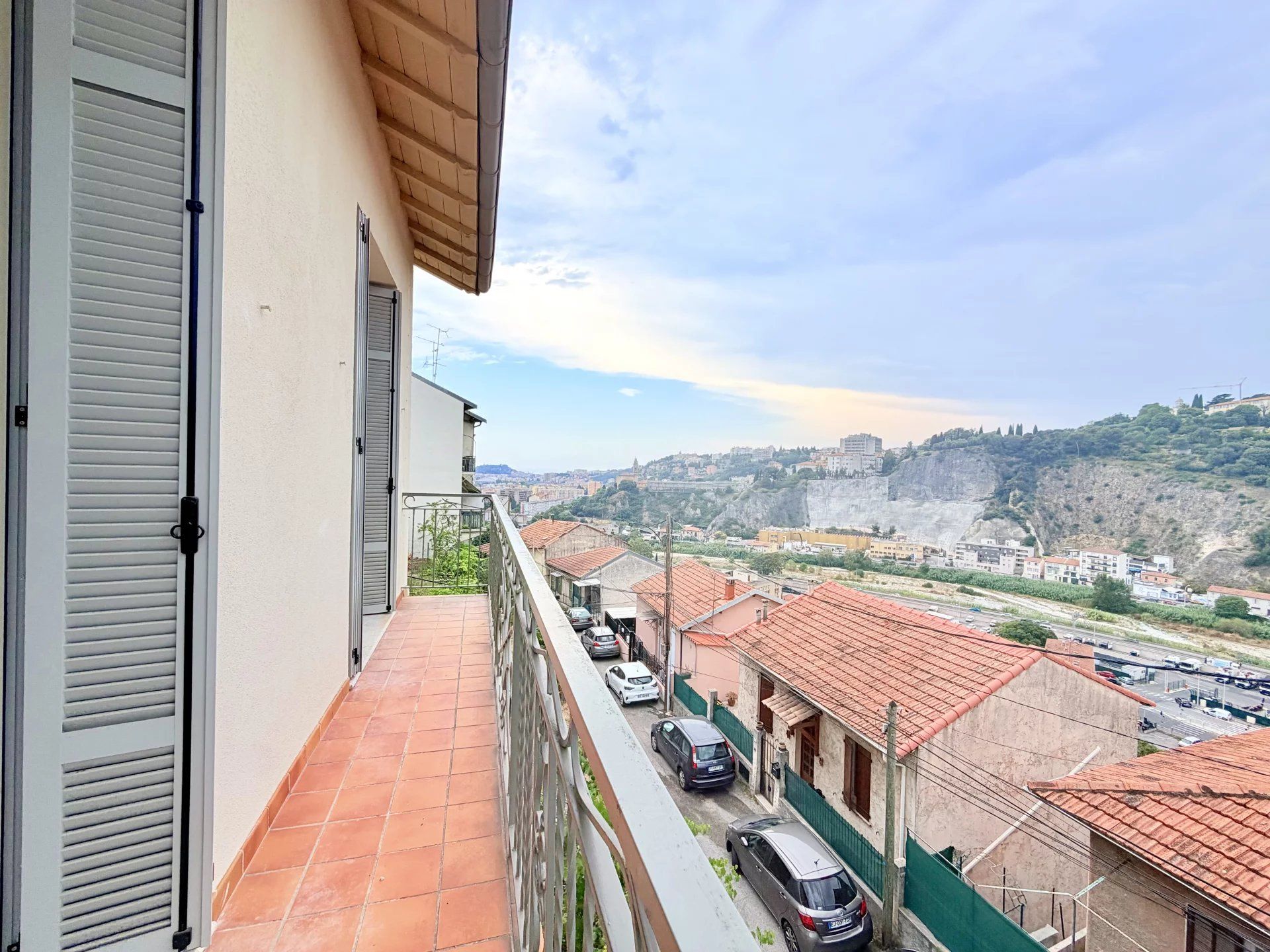 🏡 NICE BON VOYAGE – Maison individuelle rénovée d'environ 102 m² habitables avec deux appartements, terrasses, jardin et petit garage dans un domaine privé