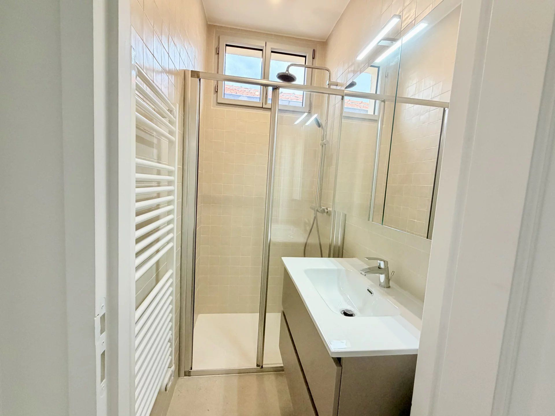 🏡 NICE BON VOYAGE – Maison individuelle rénovée d'environ 102 m² habitables avec deux appartements, terrasses, jardin et petit garage dans un domaine privé