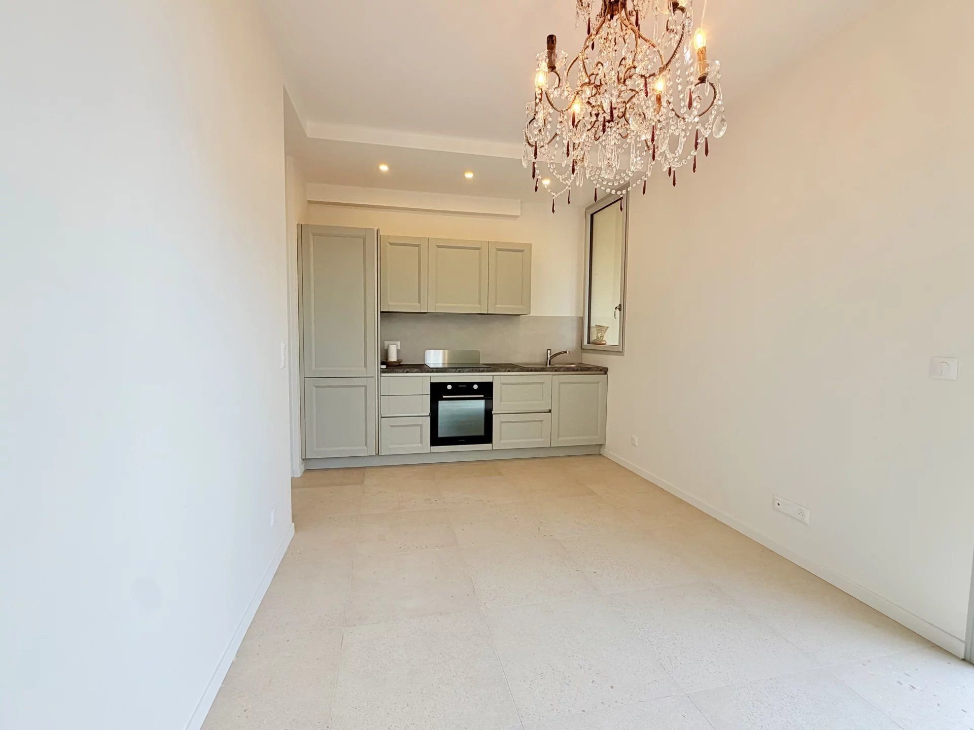 🏡 NICE BON VOYAGE – Maison individuelle rénovée d'environ 102 m² habitables avec deux appartements, terrasses, jardin et petit garage dans un domaine privé