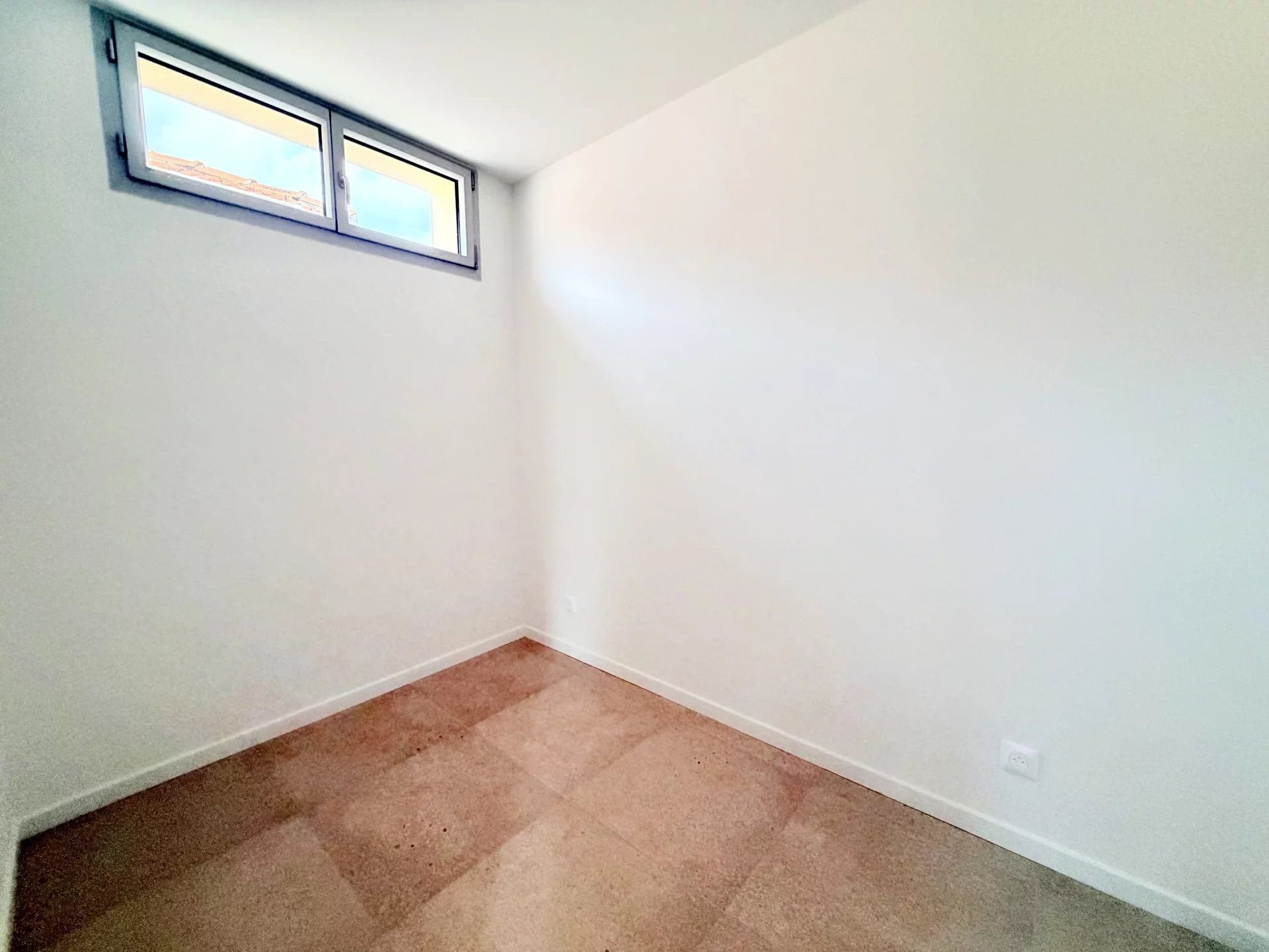 🏡 NICE BON VOYAGE – Maison individuelle rénovée d'environ 102 m² habitables avec deux appartements, terrasses, jardin et petit garage dans un domaine privé