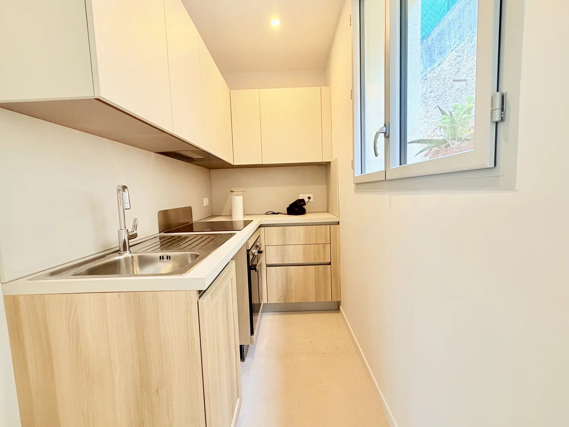 🏡 NICE BON VOYAGE – Maison individuelle rénovée d'environ 102 m² habitables avec deux appartements, terrasses, jardin et petit garage dans un domaine privé