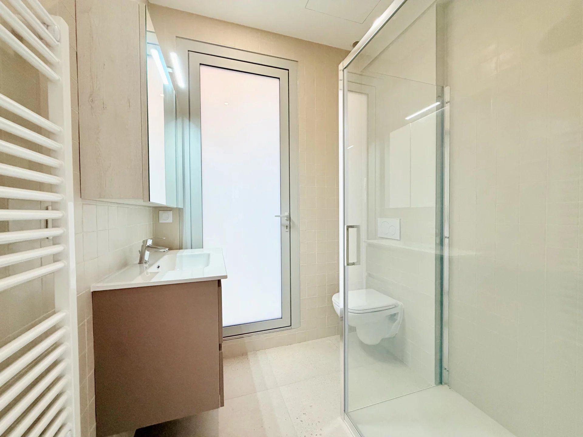 🏡 NICE BON VOYAGE – Maison individuelle rénovée d'environ 102 m² habitables avec deux appartements, terrasses, jardin et petit garage dans un domaine privé