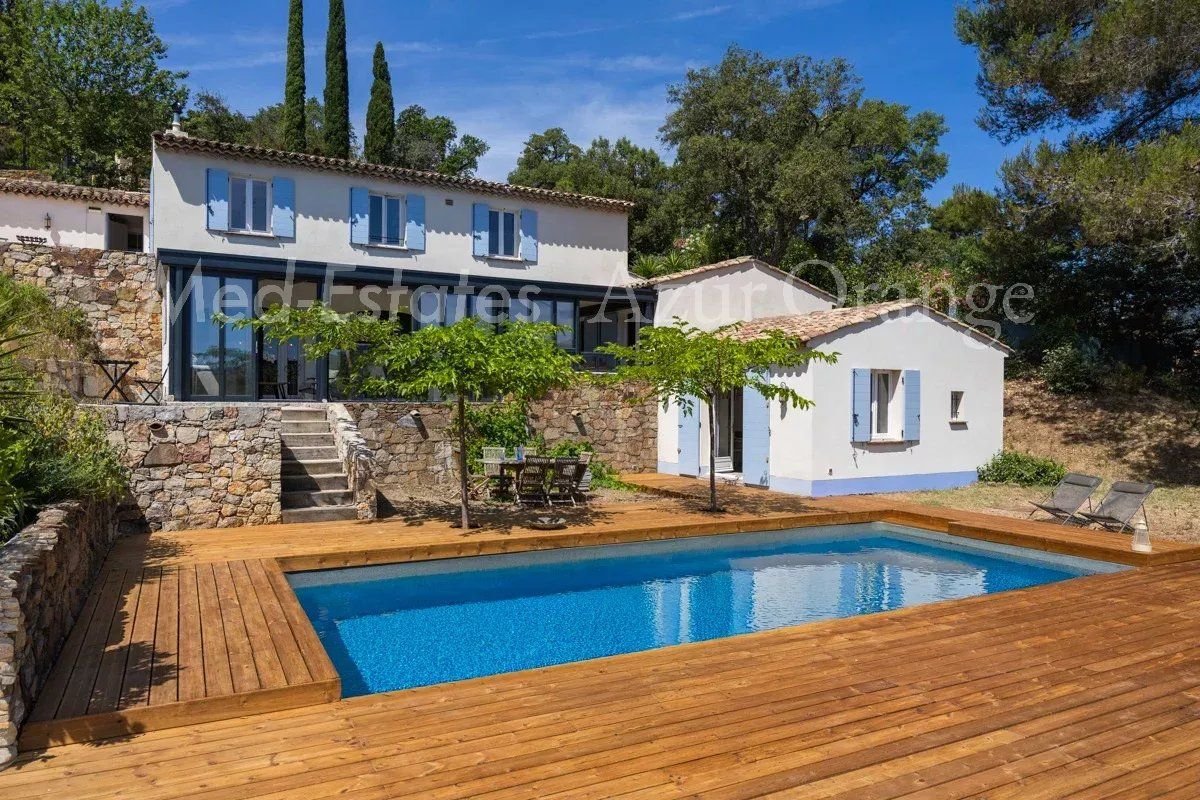 Un havre de paix avec panorama sur le village de Grimaud