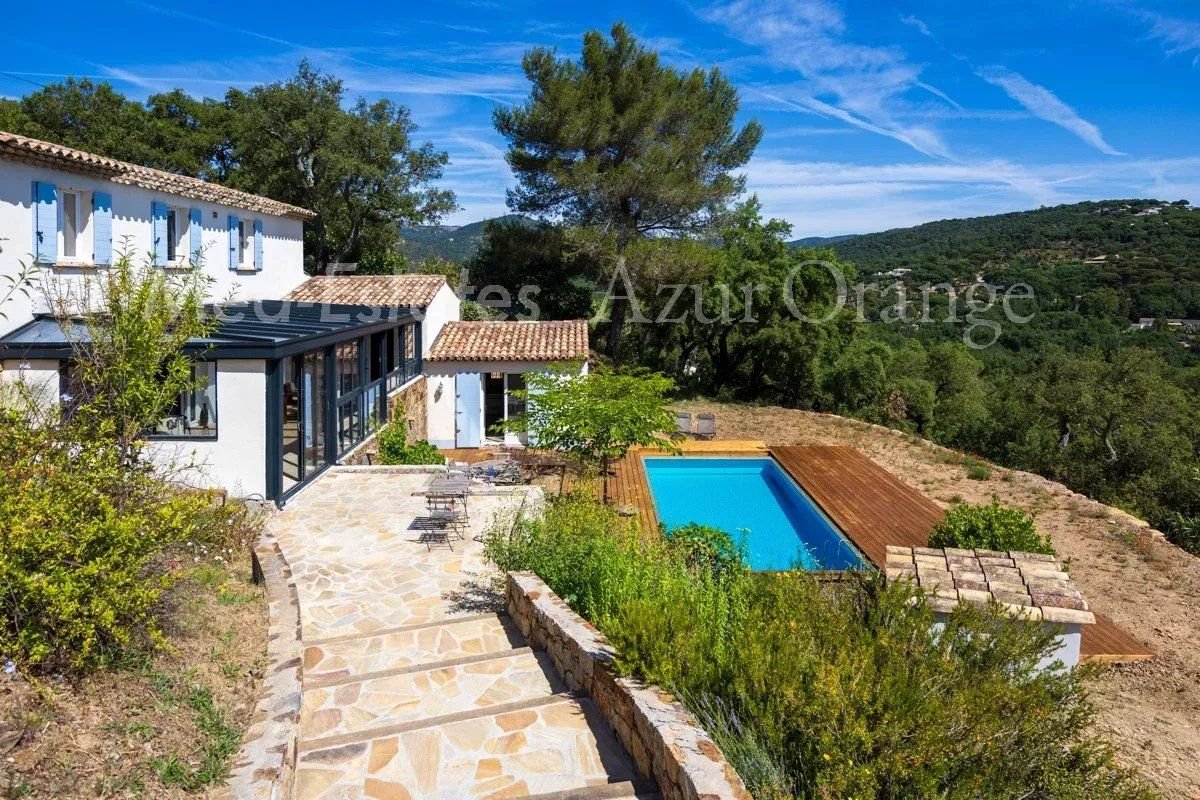 Un havre de paix avec panorama sur le village de Grimaud