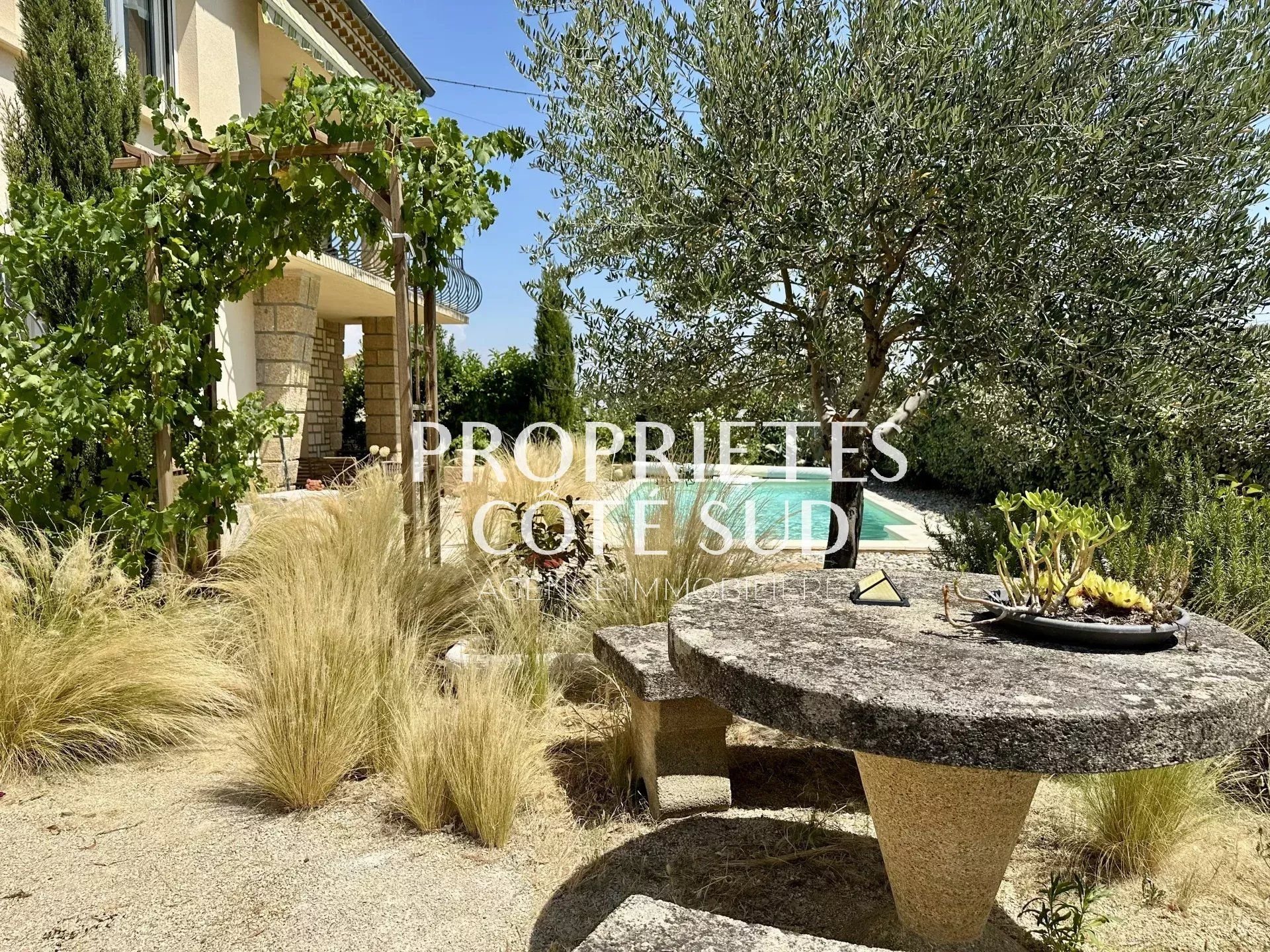 Maison 135 m2 avec terrain 585 m2 et piscine