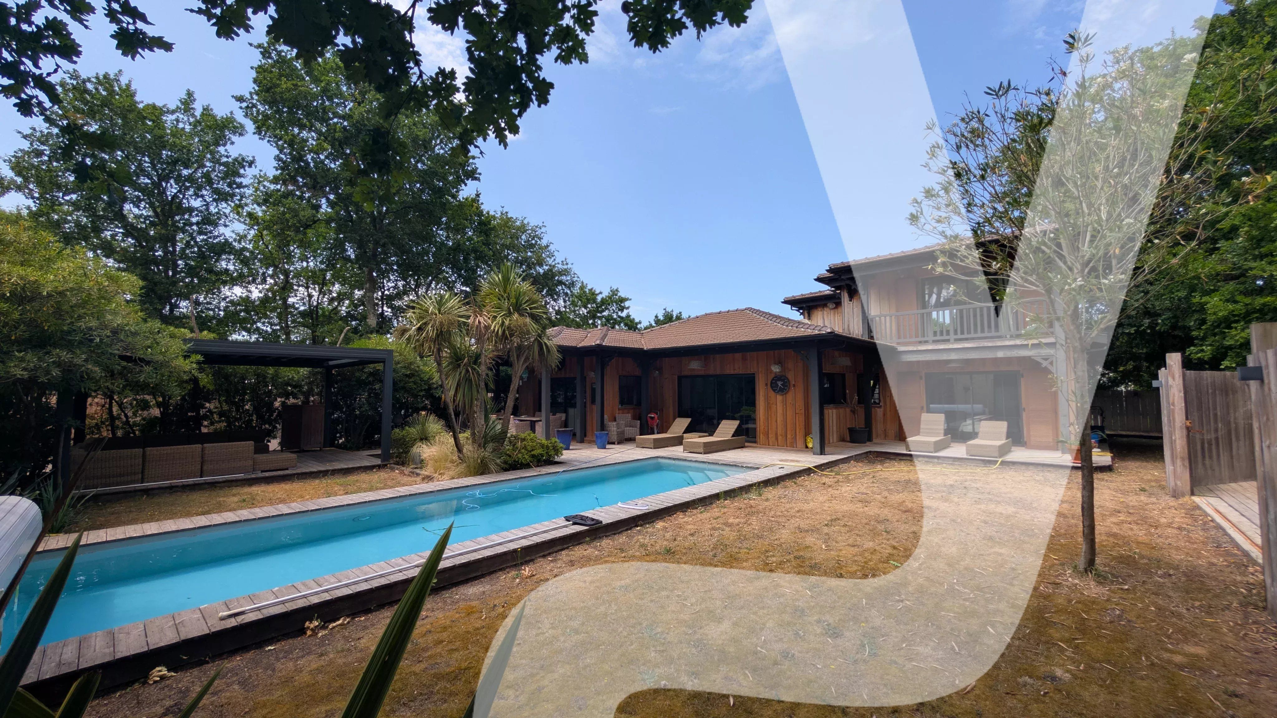 Propriété d'exception avec lodge indépendant et piscine chauffée