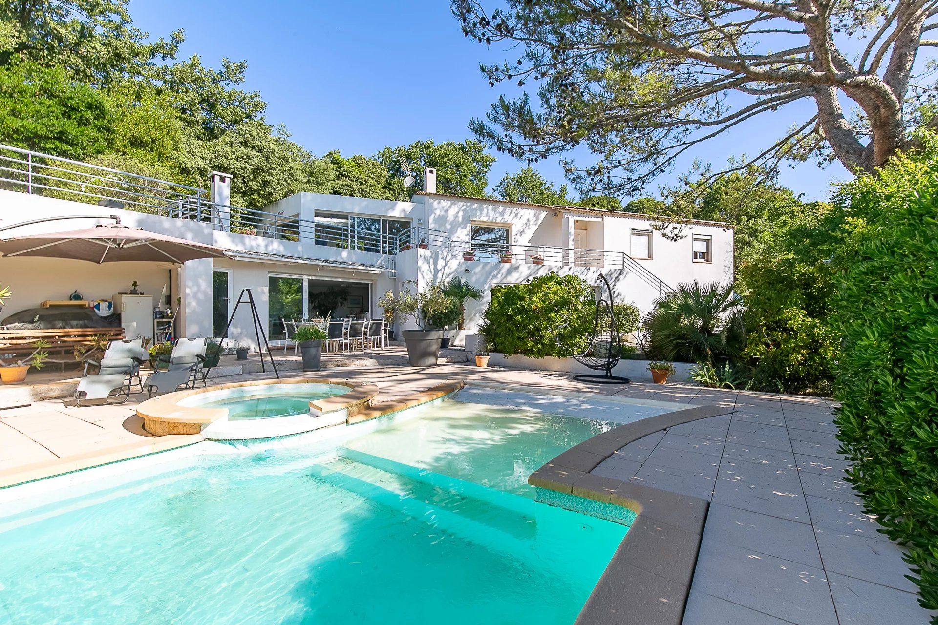 PEYPIN Au calme absolu, superbe maison familiale avec piscine et jardin