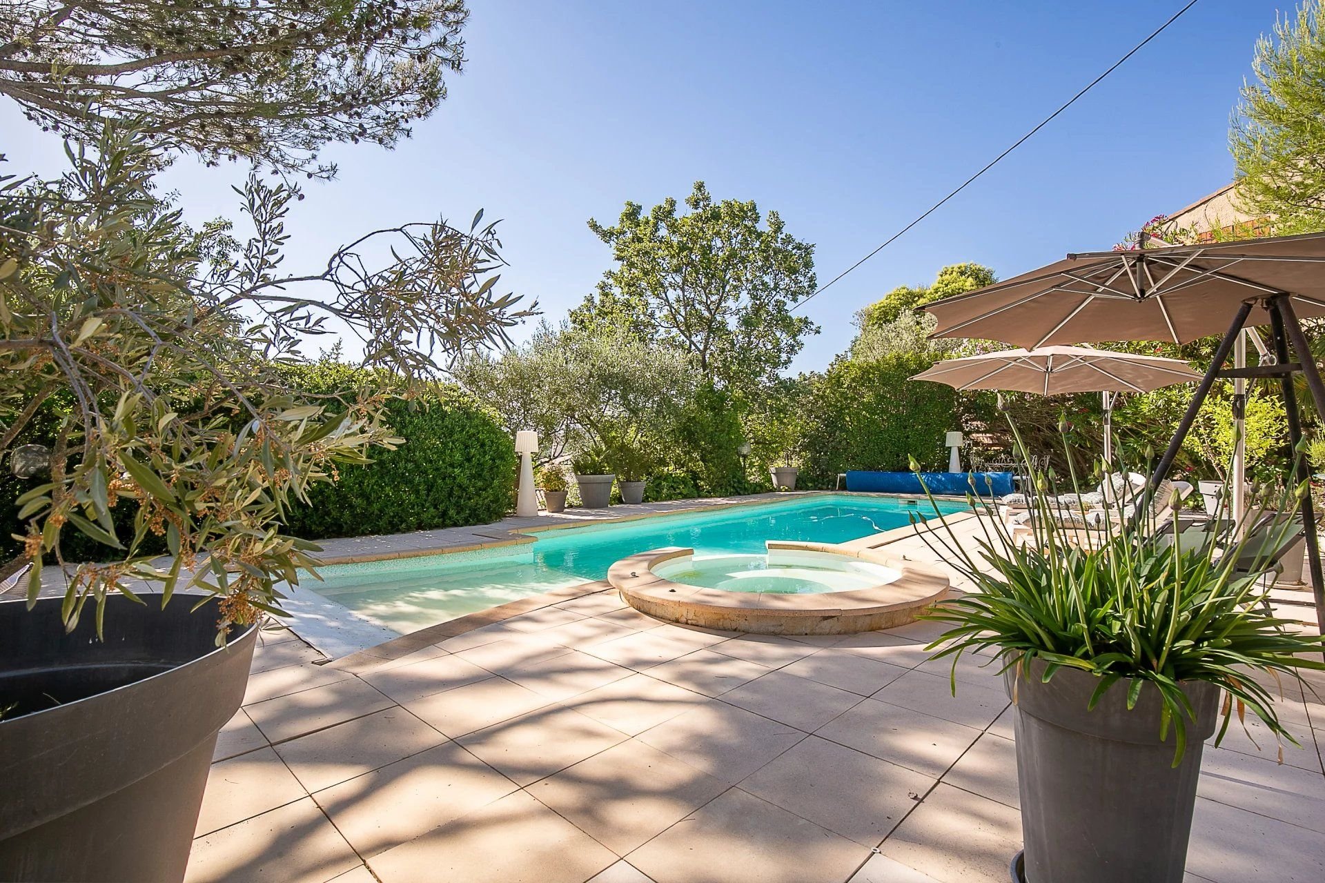 PEYPIN Au calme absolu, superbe maison familiale avec piscine et jardin