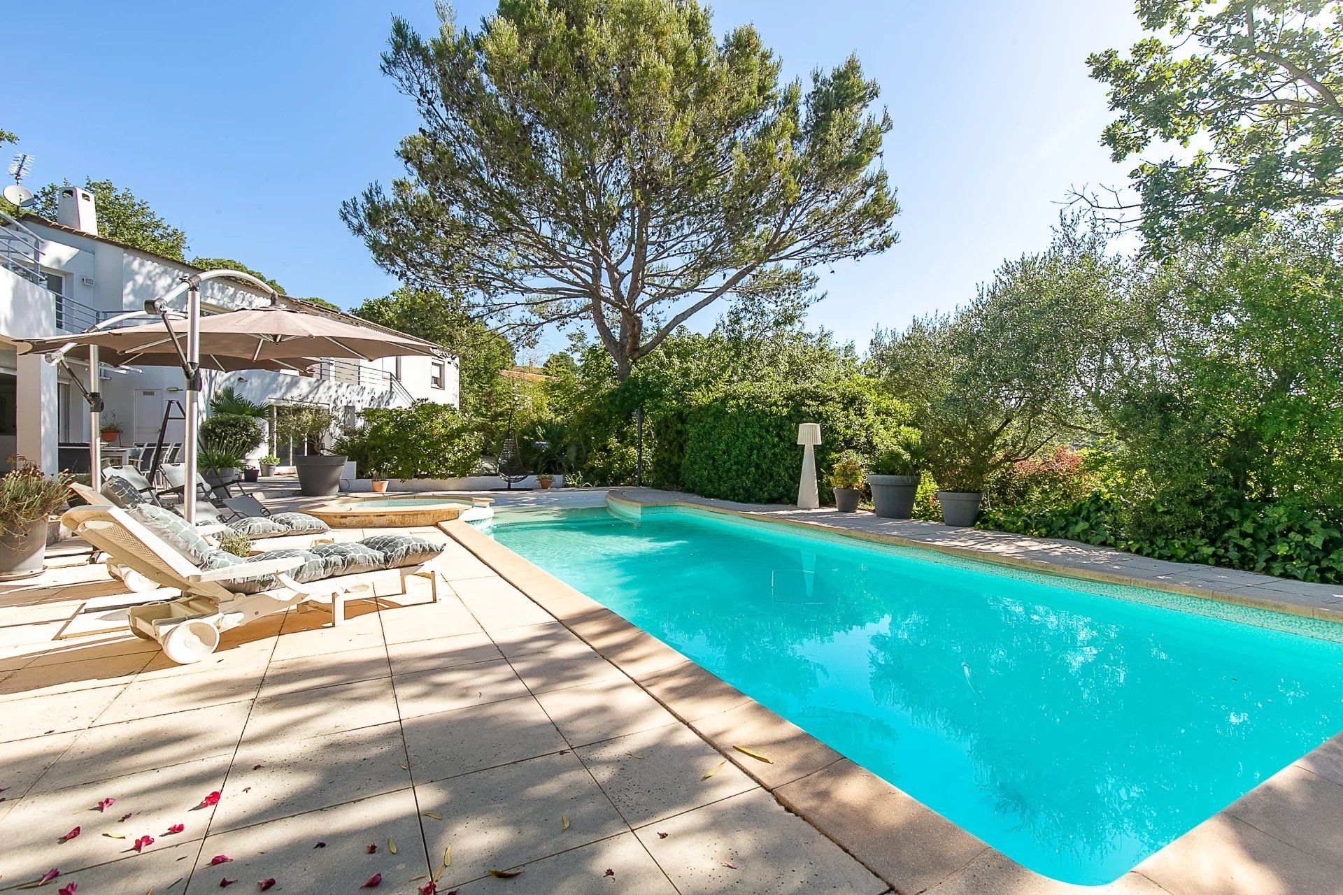 PEYPIN Au calme absolu, superbe maison familiale avec piscine et jardin