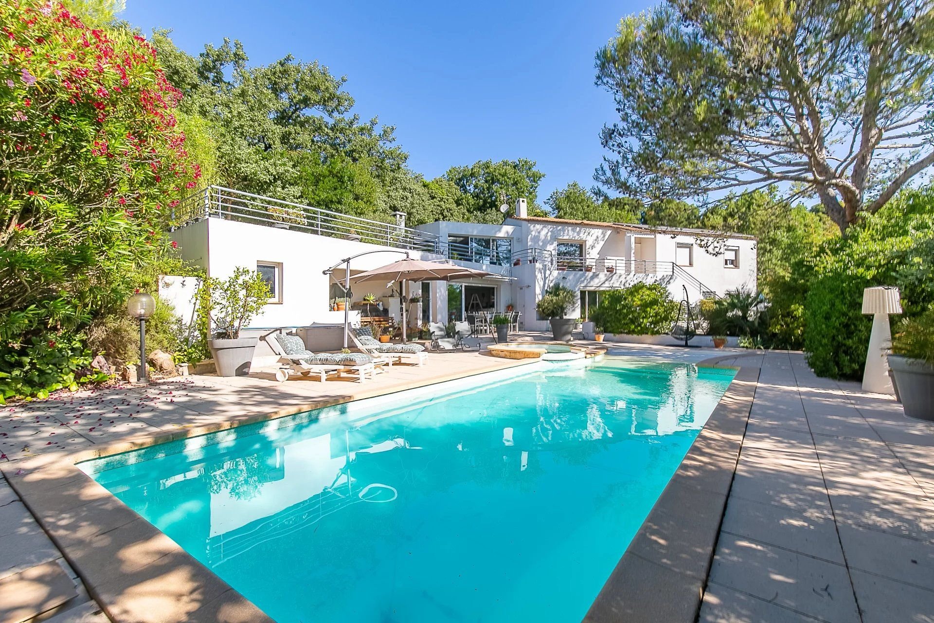 PEYPIN Au calme absolu, superbe maison familiale avec piscine et jardin