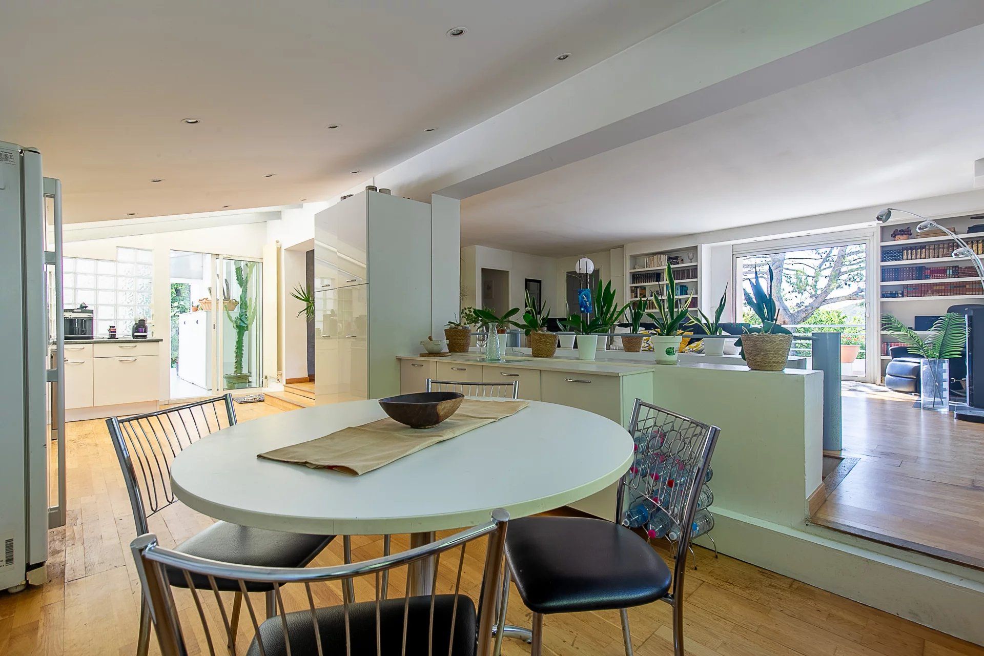 PEYPIN Au calme absolu, superbe maison familiale avec piscine et jardin