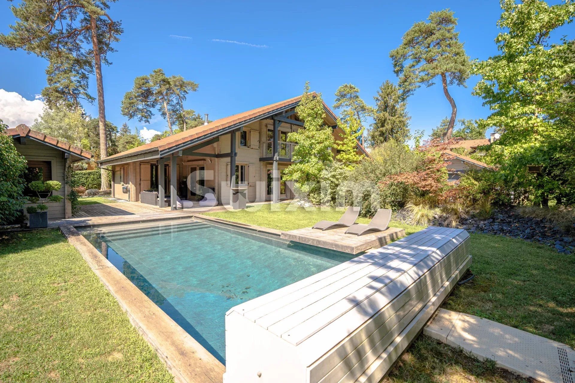 Maison architecte T9 de 220m2 avec piscine sur parcelle de 1'600m2!