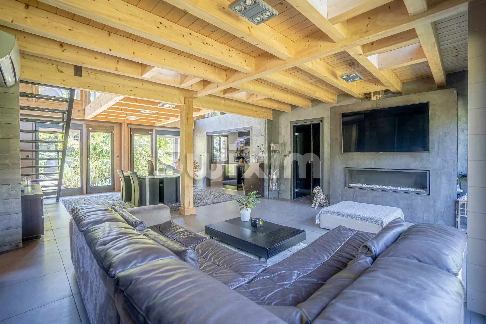 Maison architecte T9 de 220m2 avec piscine sur parcelle de 1'600m2!