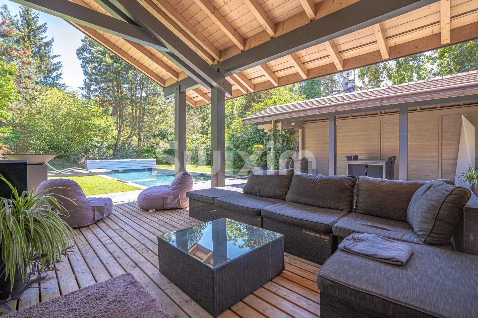 Maison architecte T9 de 220m2 avec piscine sur parcelle de 1'600m2!