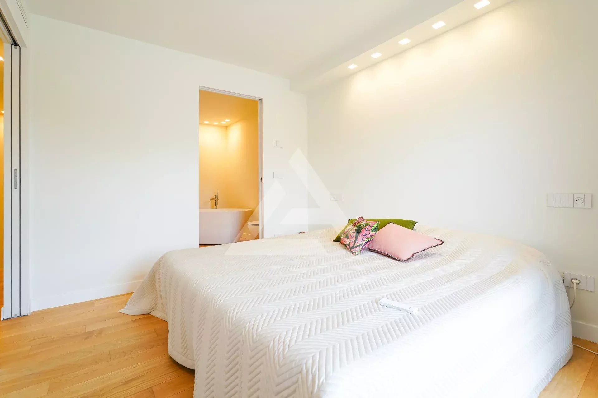 FULLY RENOVATED CONTEMPORARY VILLA - VILLEFRANCHE SUR MER - SWIMMING POOL
