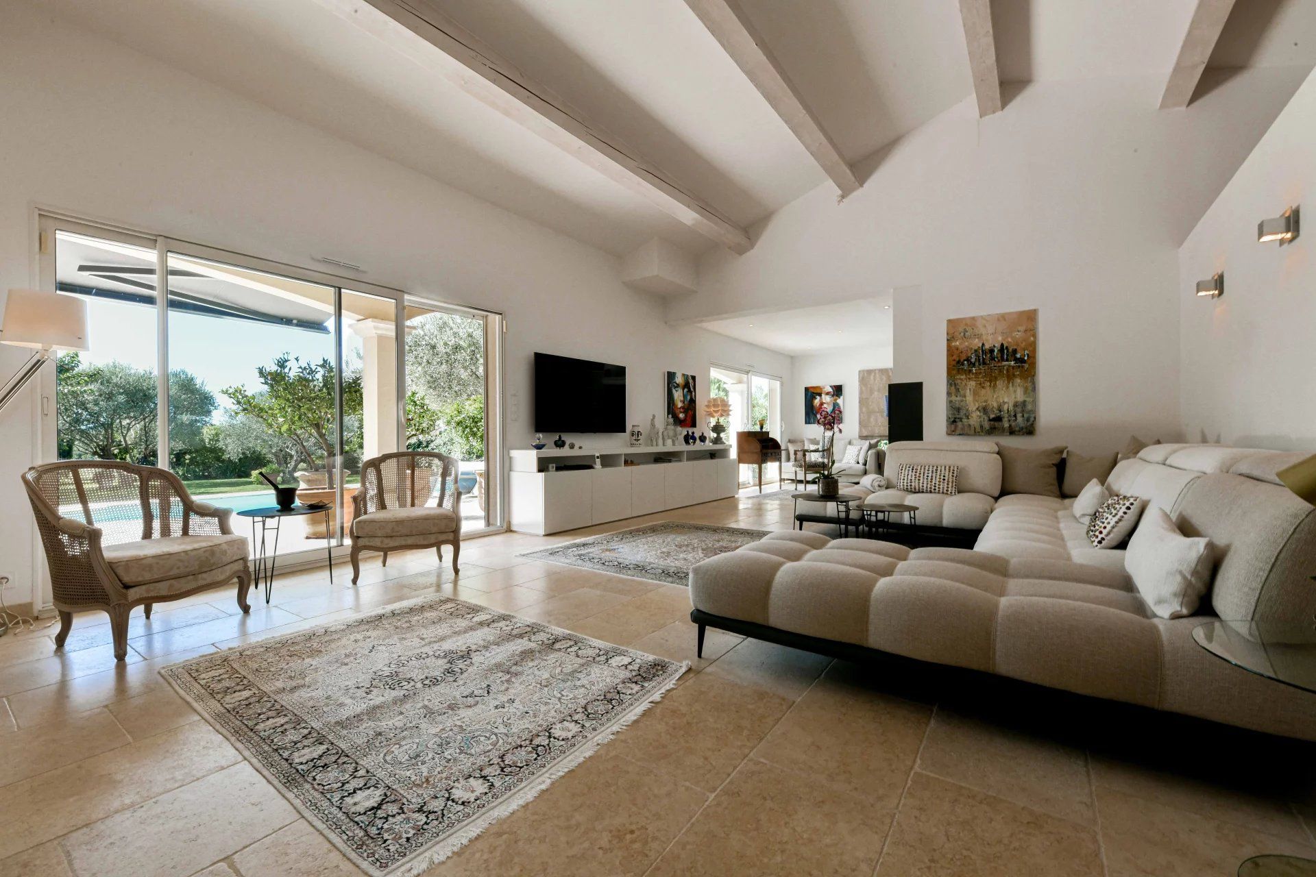 Élégante propriété de plain-pied de 199 m² avec piscine, dans un village prisé