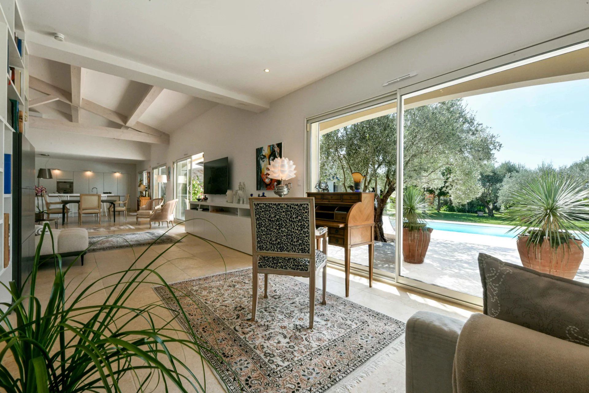 Élégante propriété de plain-pied de 199 m² avec piscine, dans un village prisé