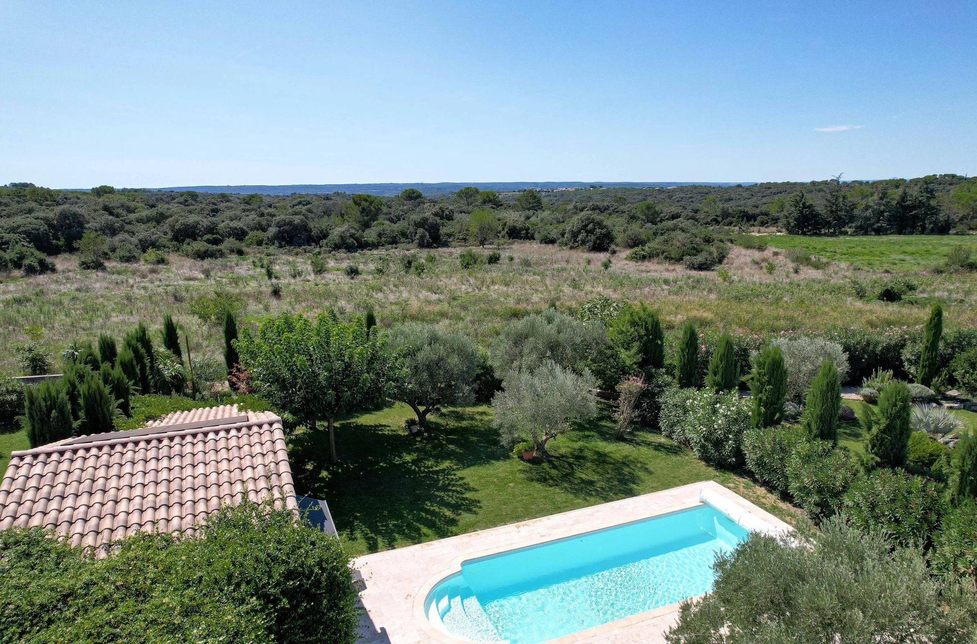 Élégante propriété de plain-pied de 199 m² avec piscine, dans un village prisé