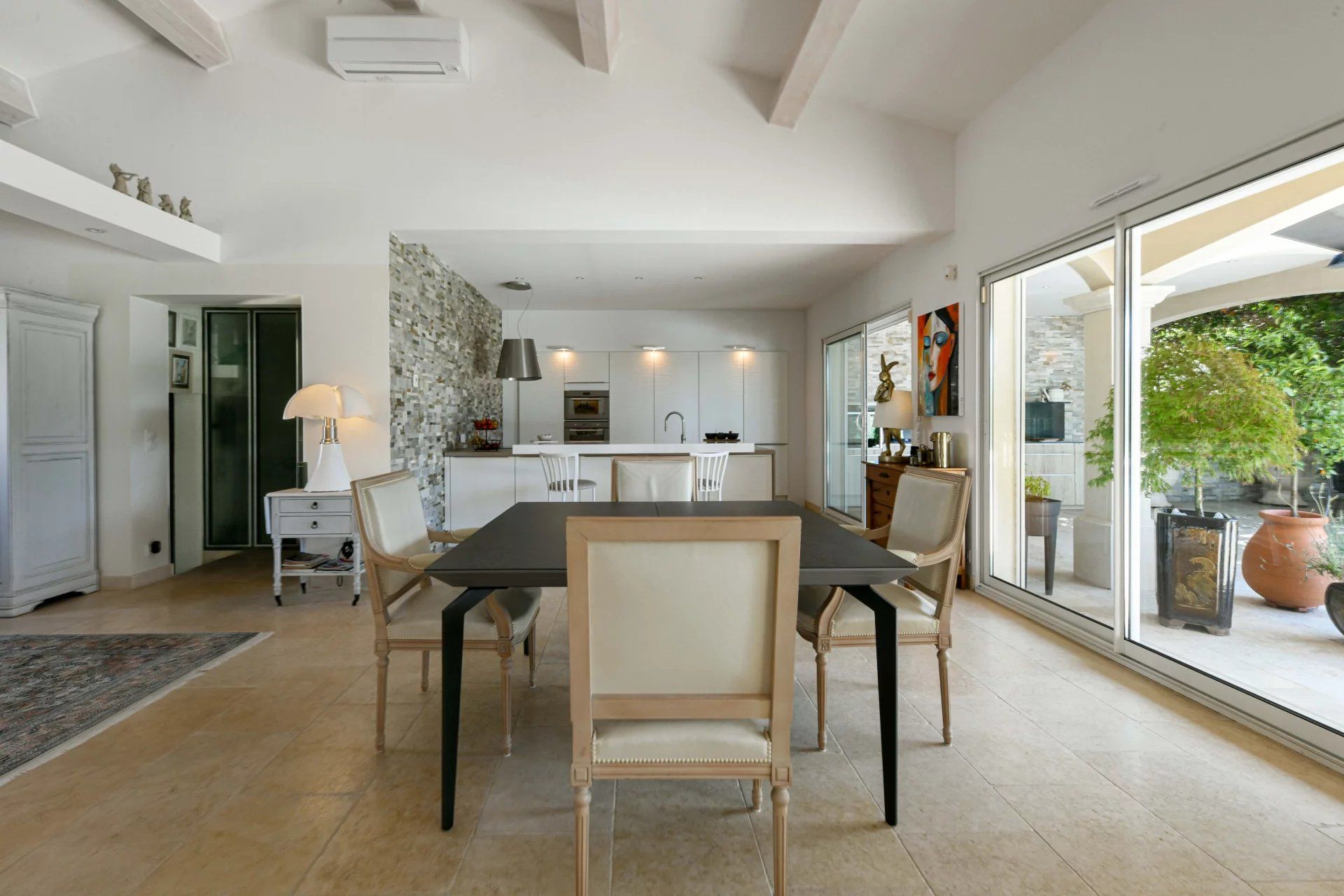 Élégante propriété de plain-pied de 199 m² avec piscine, dans un village prisé