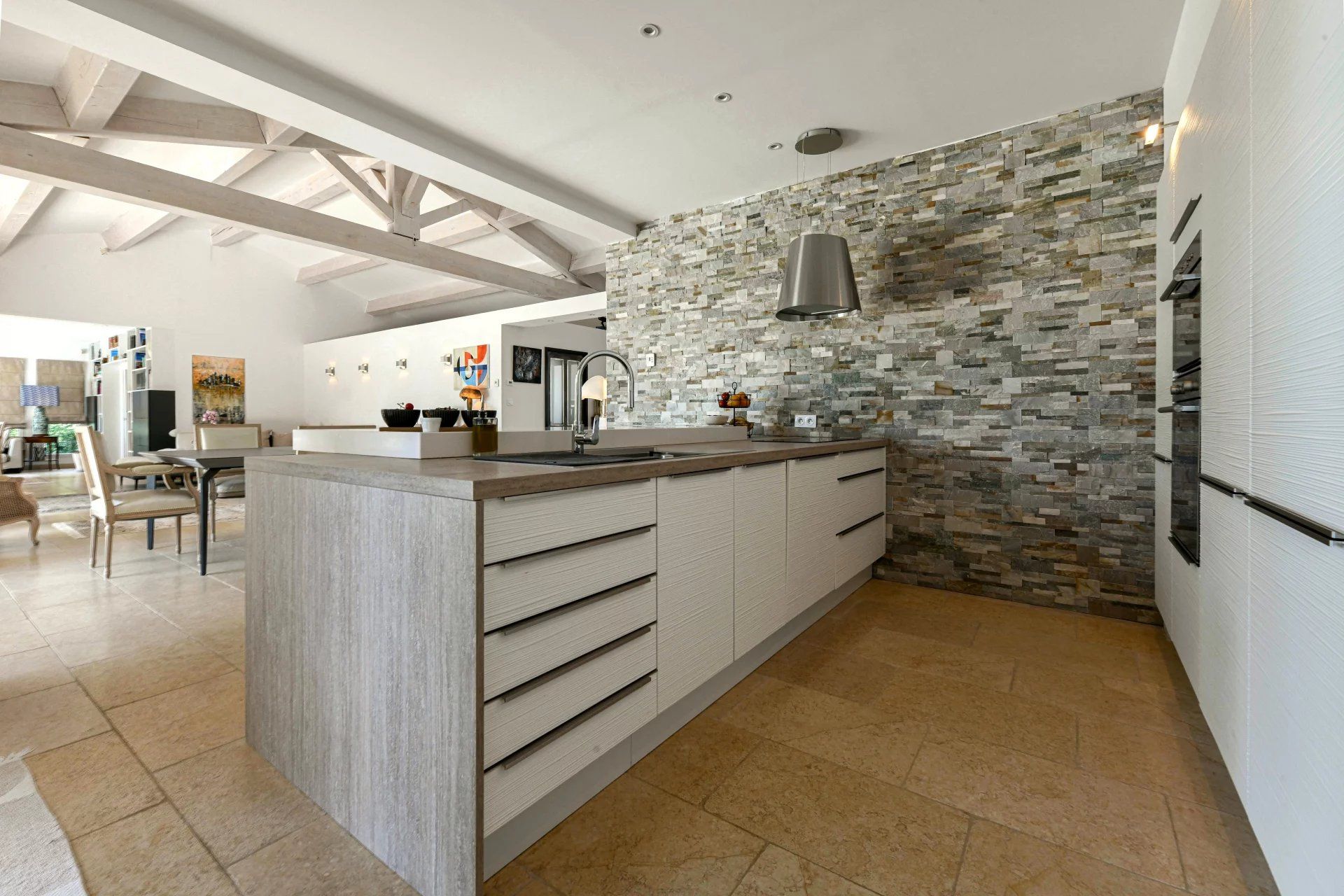 Élégante propriété de plain-pied de 199 m² avec piscine, dans un village prisé