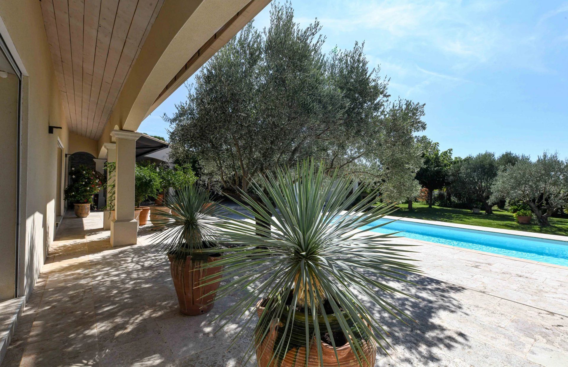 Élégante propriété de plain-pied de 199 m² avec piscine, dans un village prisé