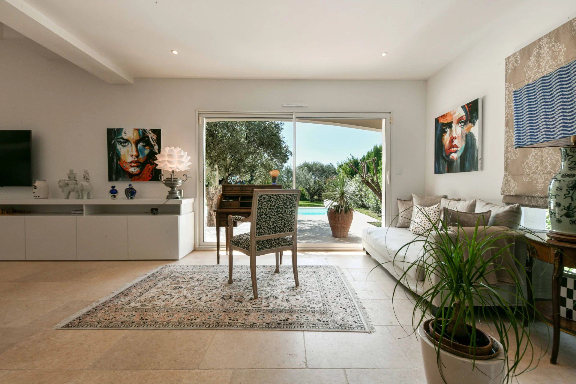 Élégante propriété de plain-pied de 199 m² avec piscine, dans un village prisé