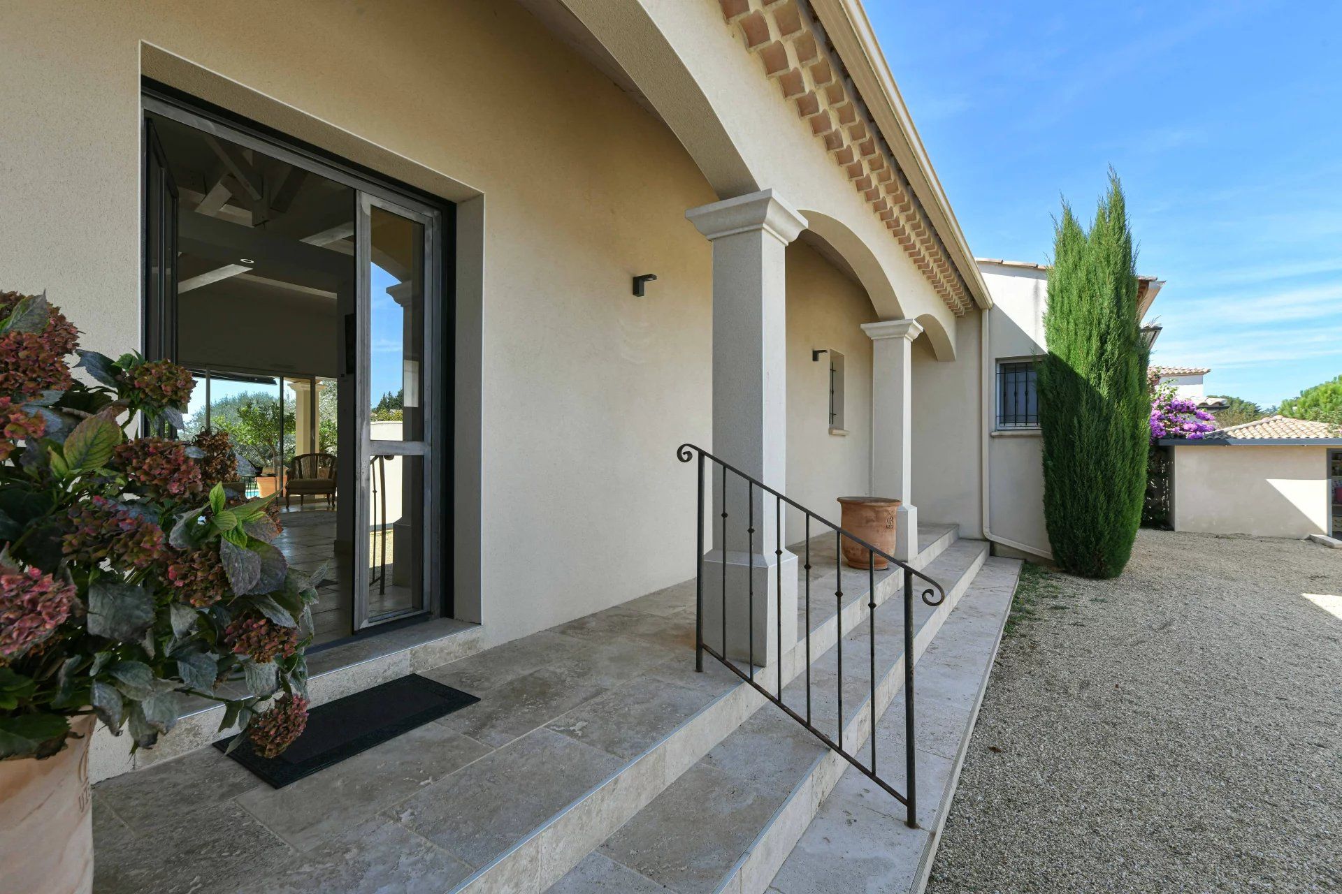 Élégante propriété de plain-pied de 199 m² avec piscine, dans un village prisé