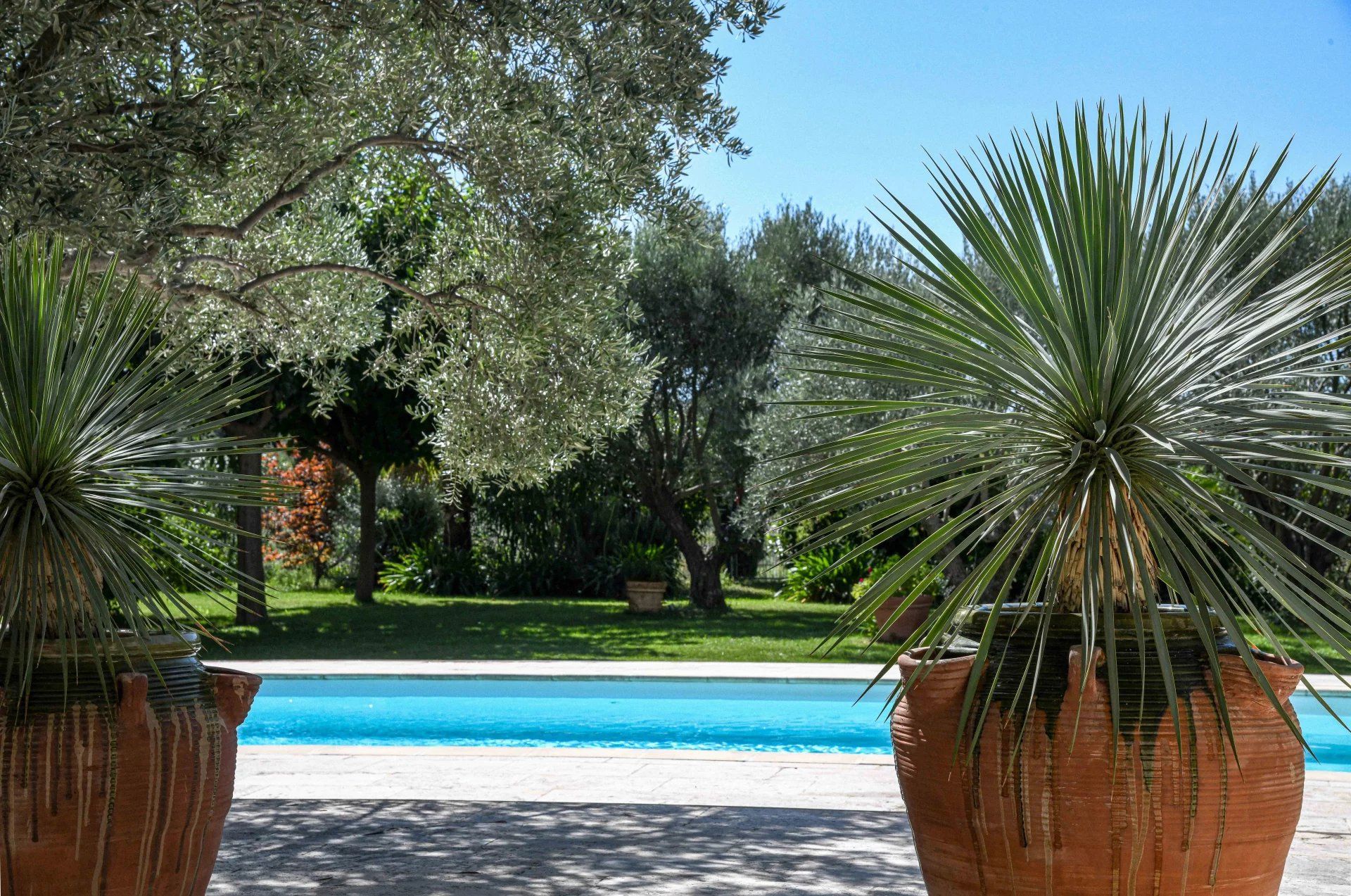Élégante propriété de plain-pied de 199 m² avec piscine, dans un village prisé