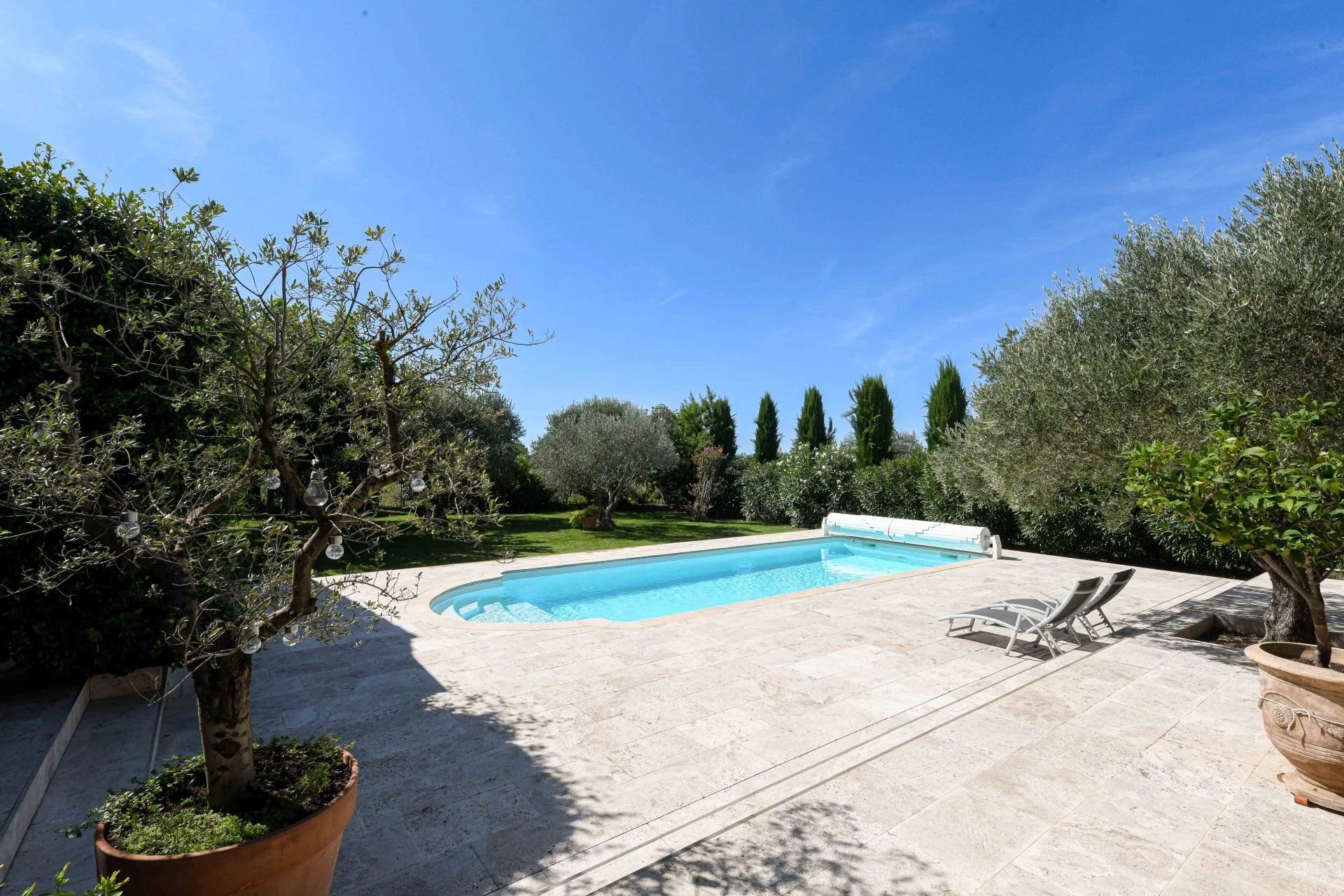 Élégante propriété de plain-pied de 199 m² avec piscine, dans un village prisé
