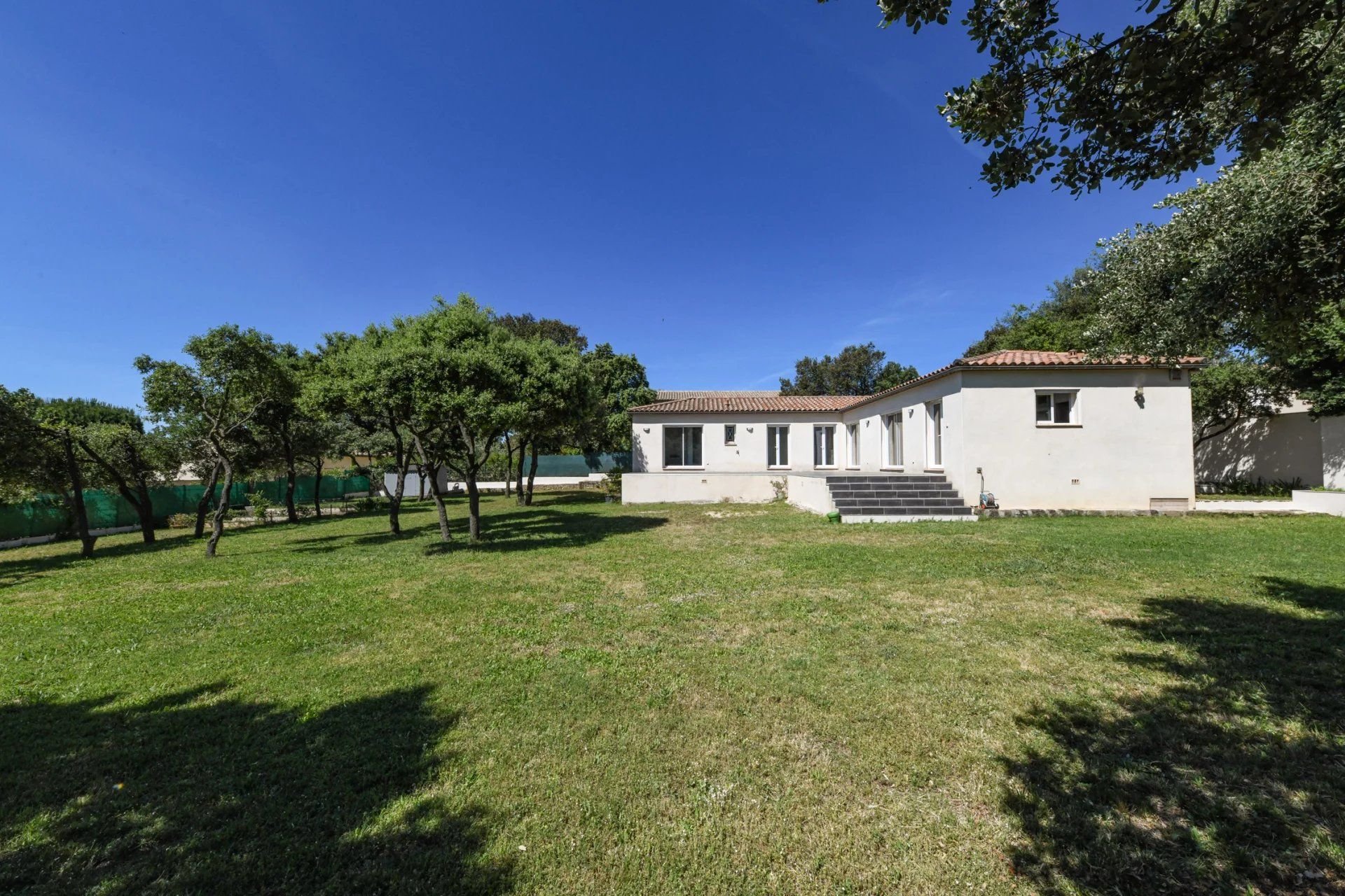 Uzès : maison méridionale avec jardin paysagé