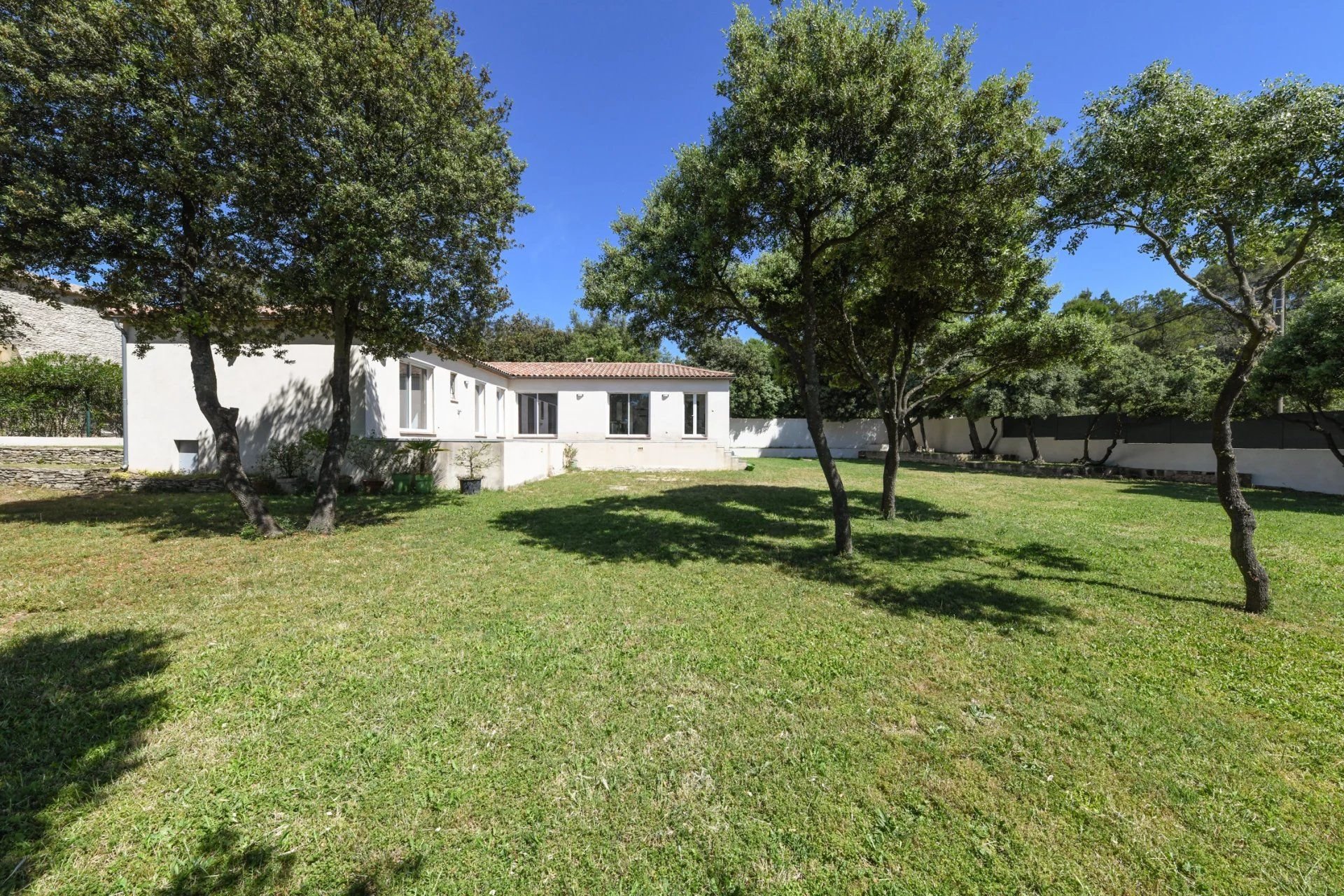 Uzès : maison méridionale avec jardin paysagé