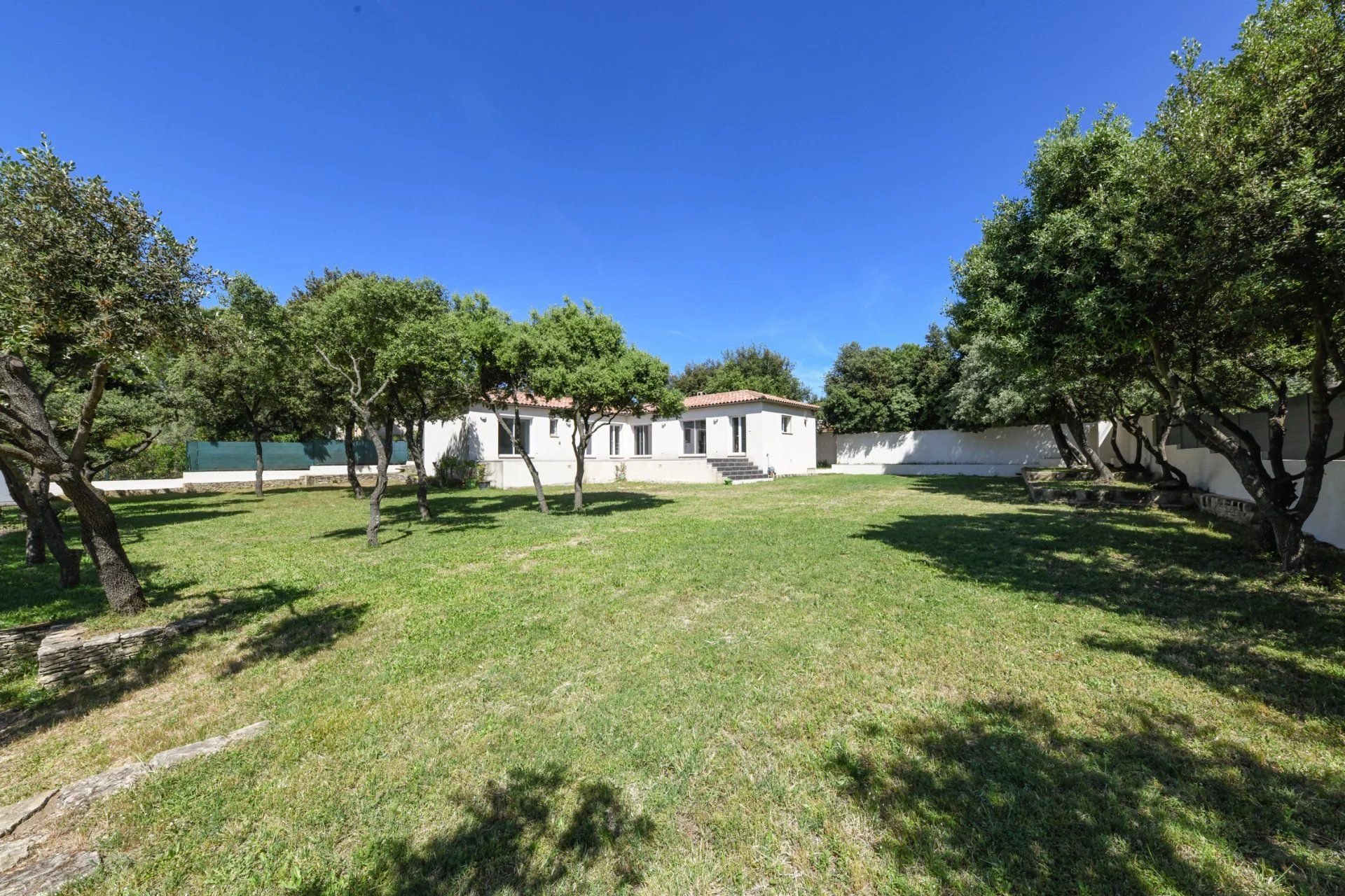 Uzès : maison méridionale avec jardin paysagé