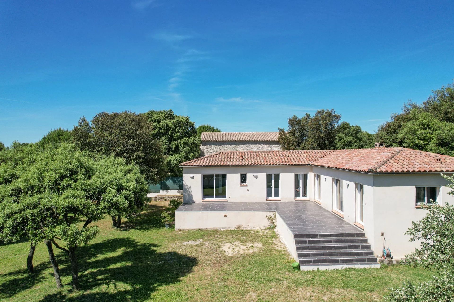 Uzès : maison méridionale avec jardin paysagé