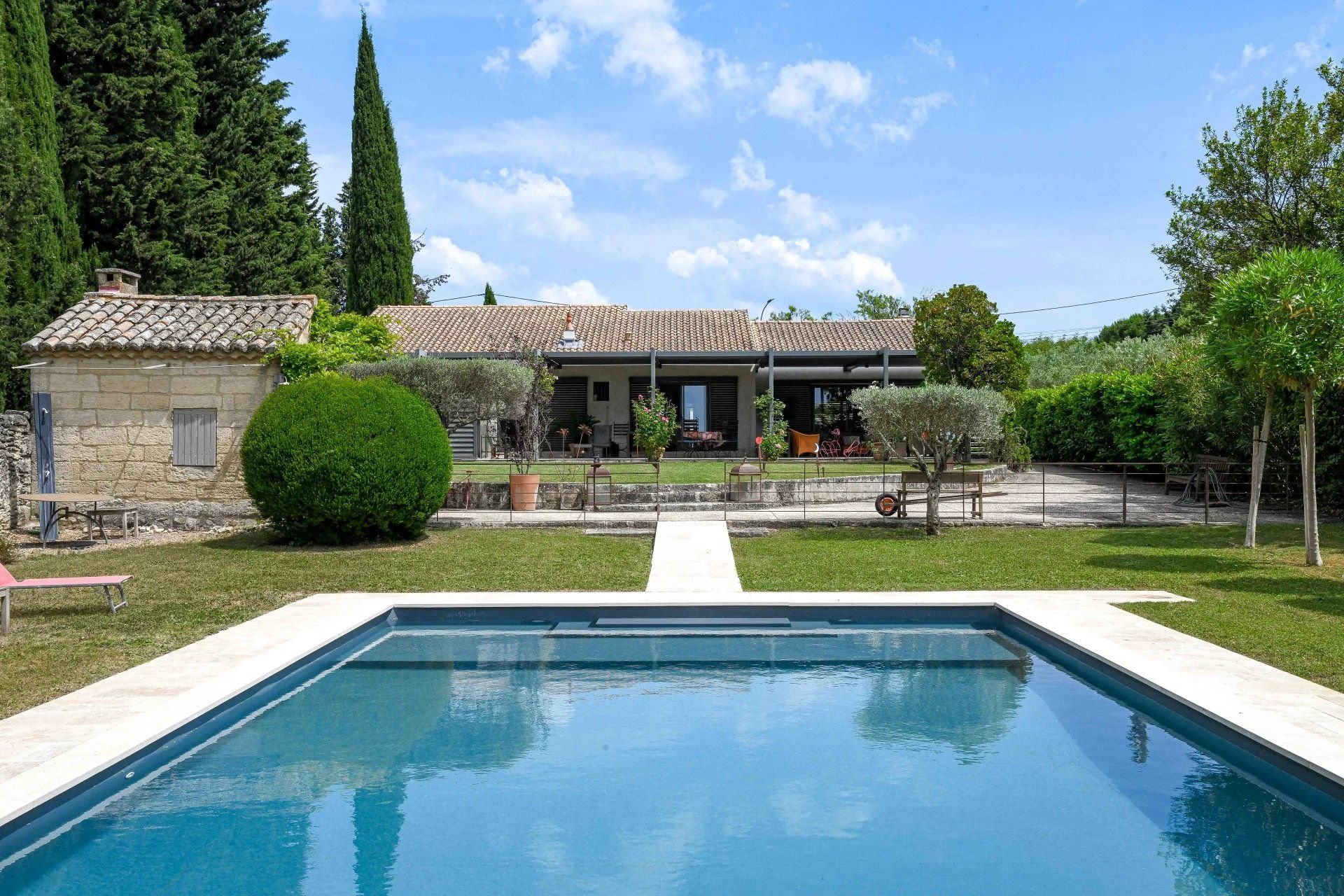 Uzes: propriété avec piscine, jardin et profondes vues jusqu’aux Cévennes