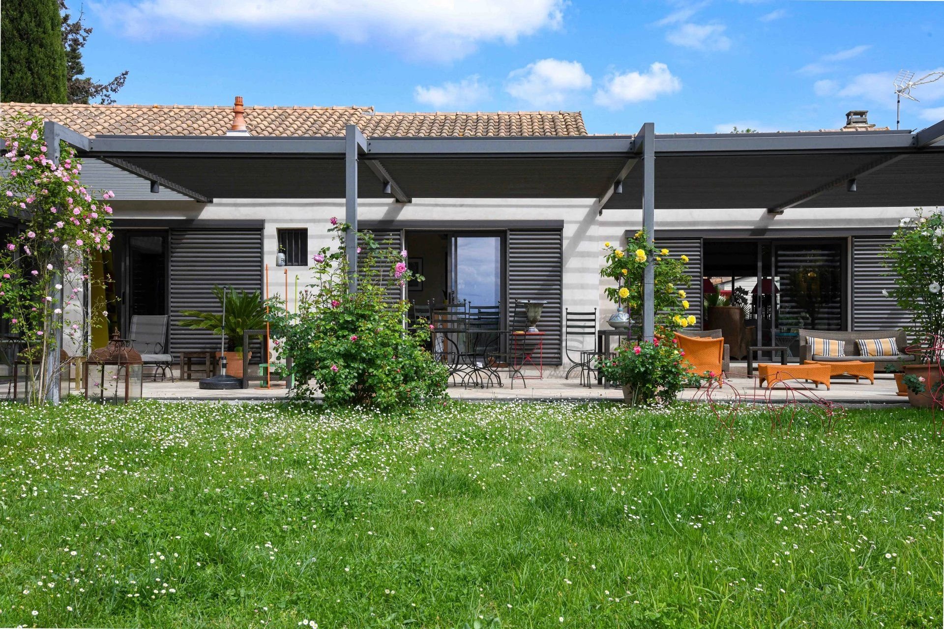 Uzes: propriété avec piscine, jardin et profondes vues jusqu’aux Cévennes